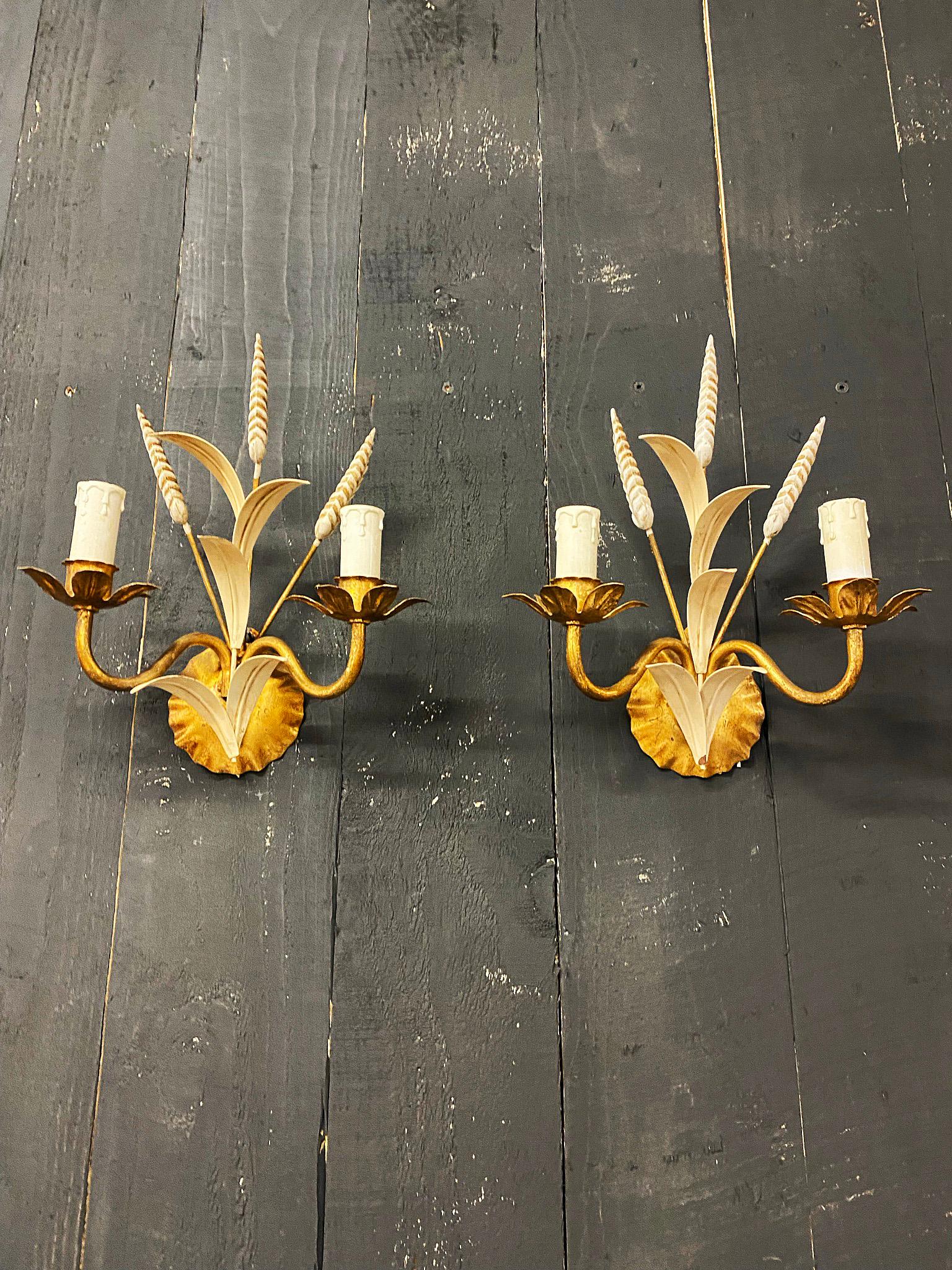 Coppia di piccole applique in metallo dorato e laccato 