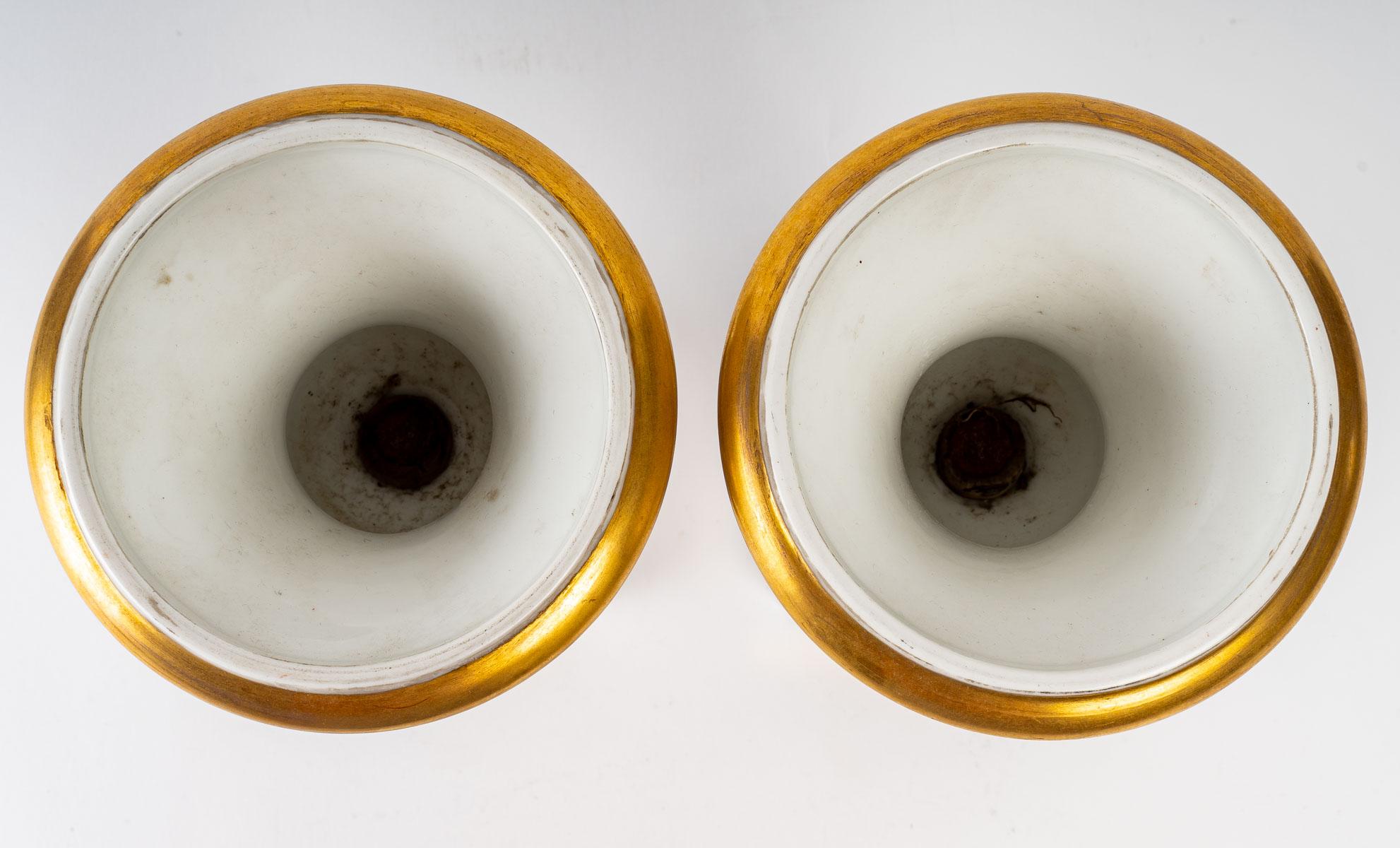 A pair of small Medicis vases, late 19th century, Napoleon III period.
Measures: H: 21 cm, D: 14.5 cm.