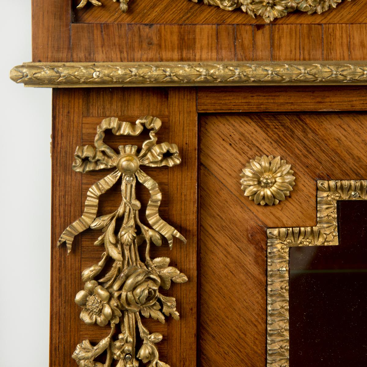 Una coppia di piccole vetrine in legno di Napoleone III su cavalletto in vendita 14