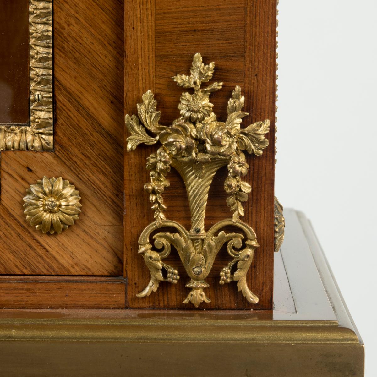 Una coppia di piccole vetrine in legno di Napoleone III su cavalletto in vendita 1
