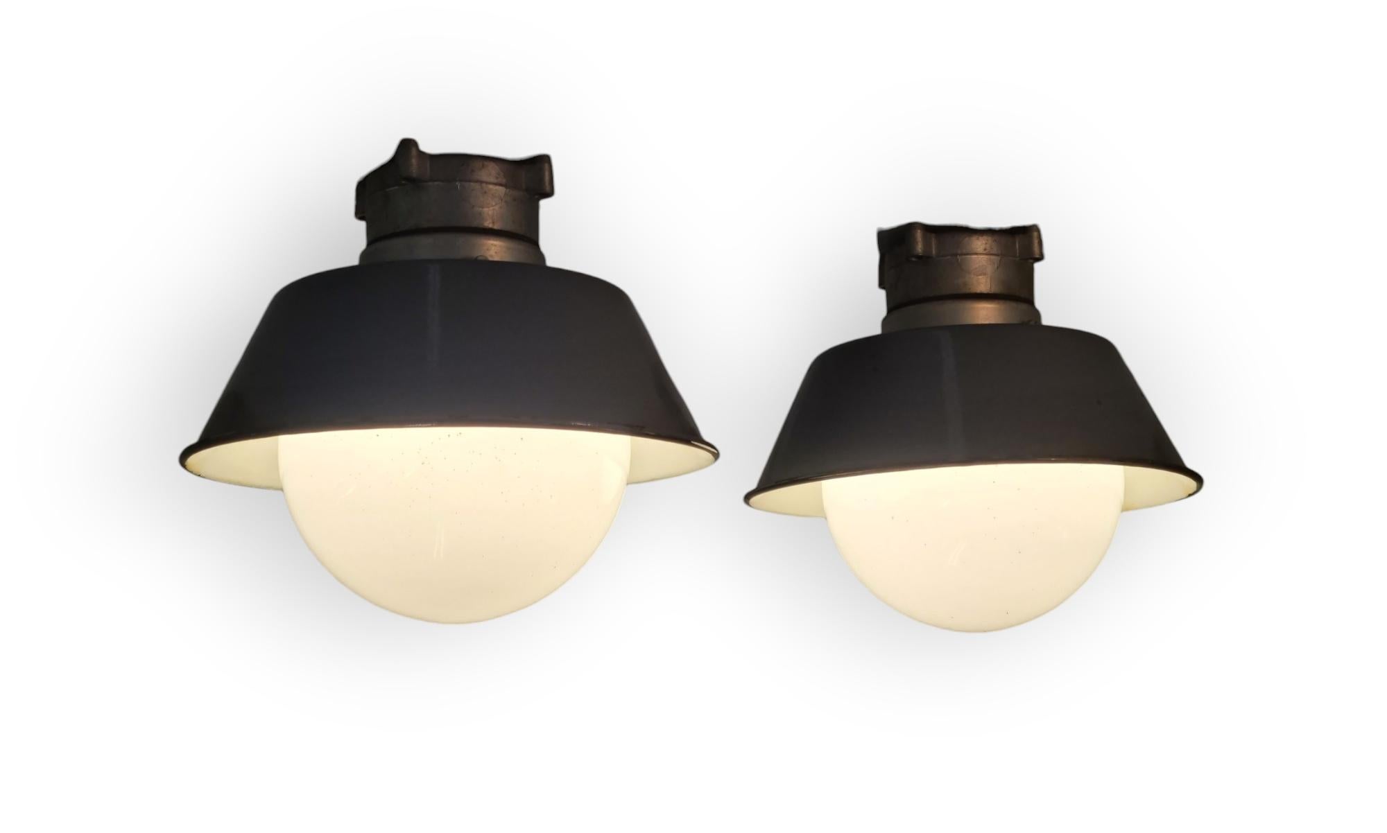 Finlandais Paire de petites lampes de style industriel Paavo Tynell pour l'extérieur et l'intérieur, Idman en vente