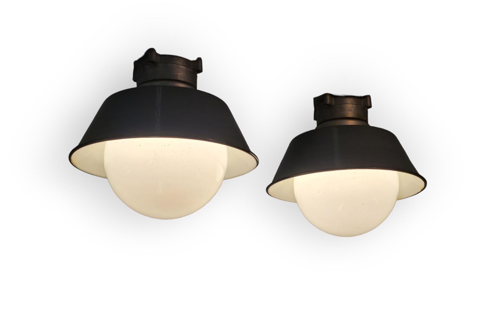 Milieu du XXe siècle Paire de petites lampes de style industriel Paavo Tynell pour l'extérieur et l'intérieur, Idman en vente
