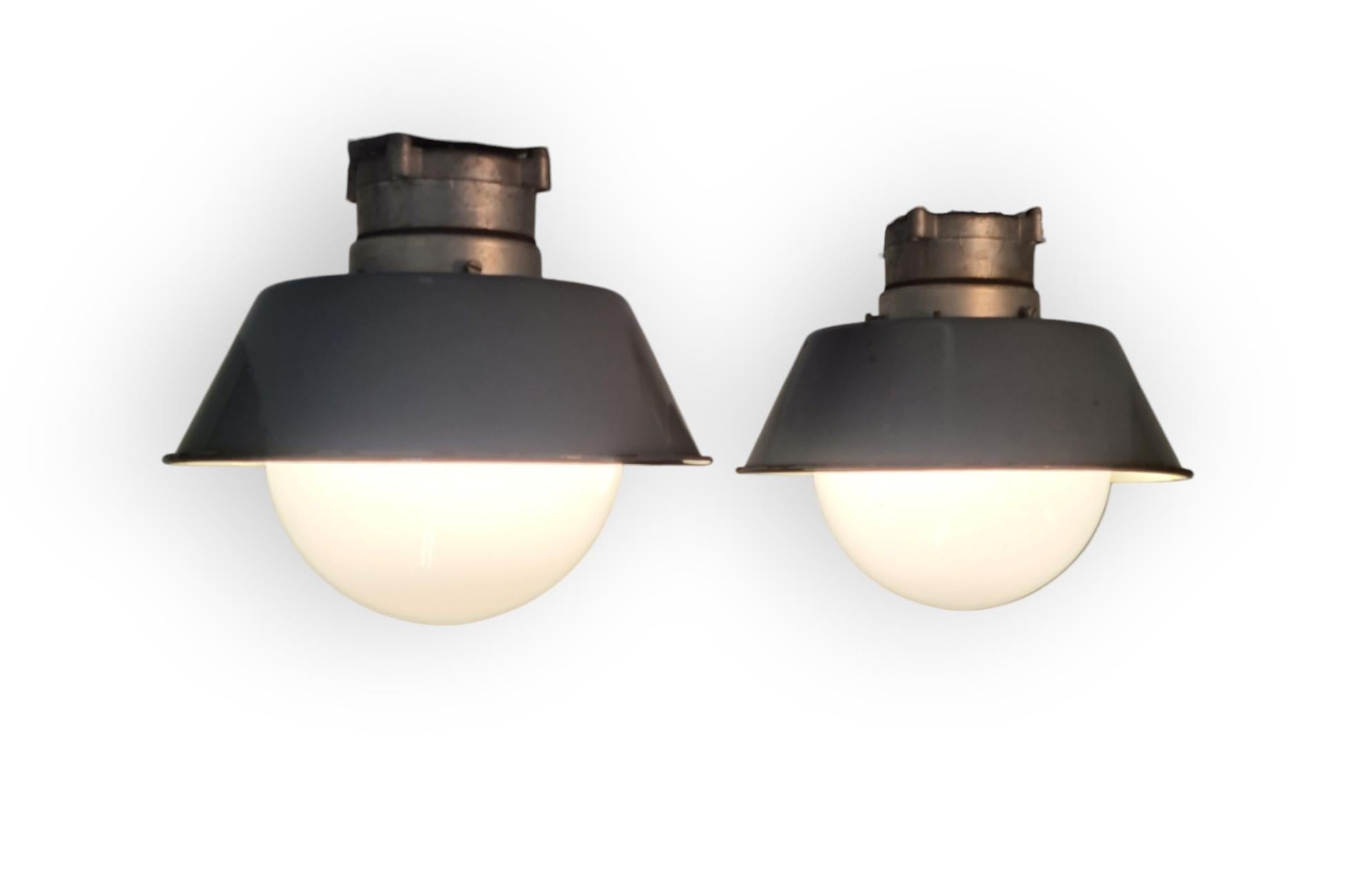 Métal Paire de petites lampes de style industriel Paavo Tynell pour l'extérieur et l'intérieur, Idman en vente