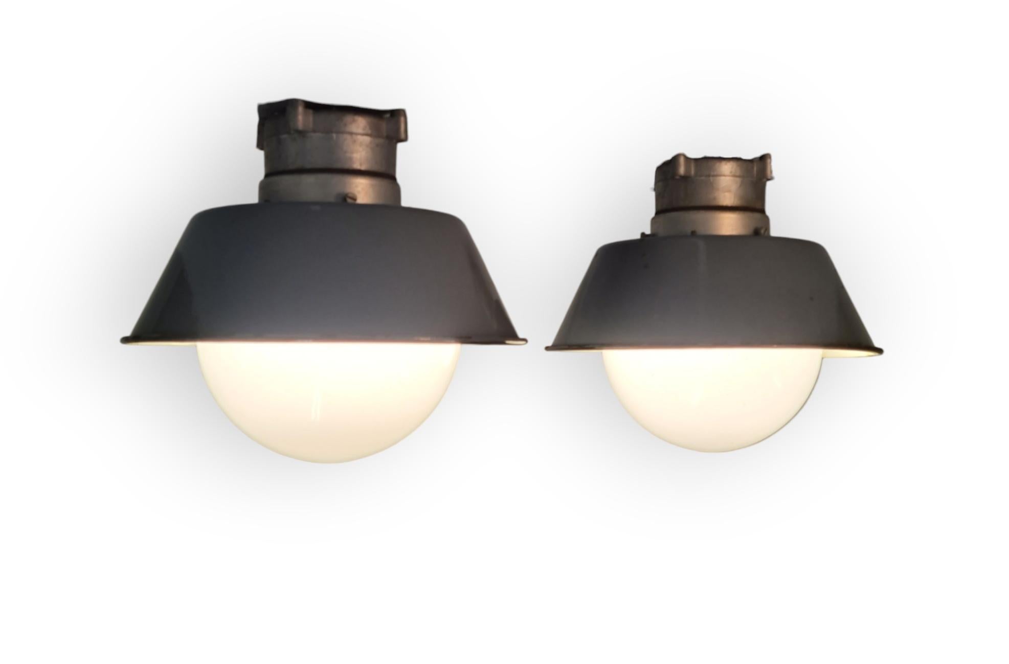 Paar Paavo Tynell Outdoor / Indoor Lampen im industriellen Stil, Idman 1960s (Metall) im Angebot