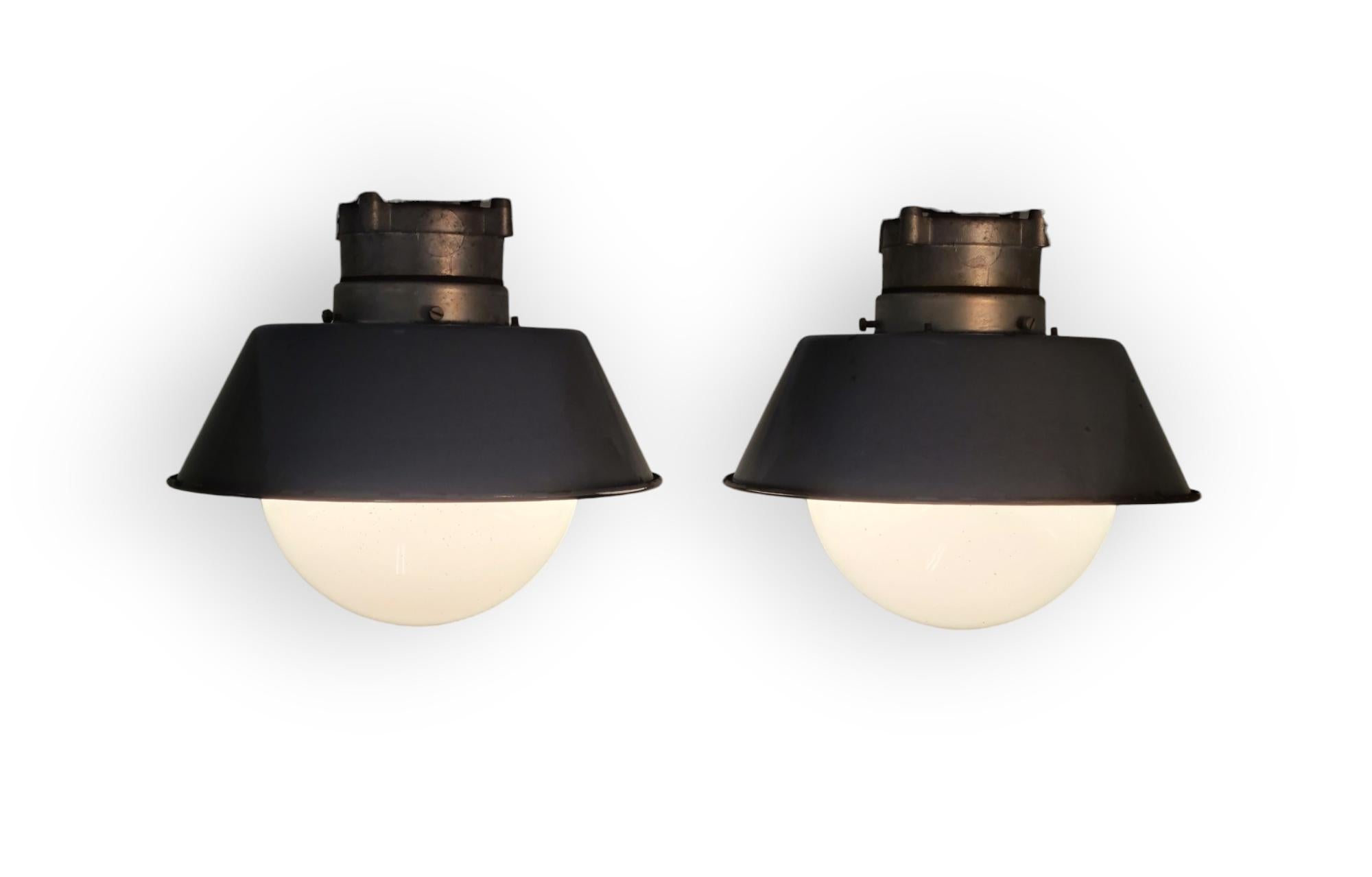 Paire de petites lampes de style industriel Paavo Tynell pour l'extérieur et l'intérieur, Idman en vente 1