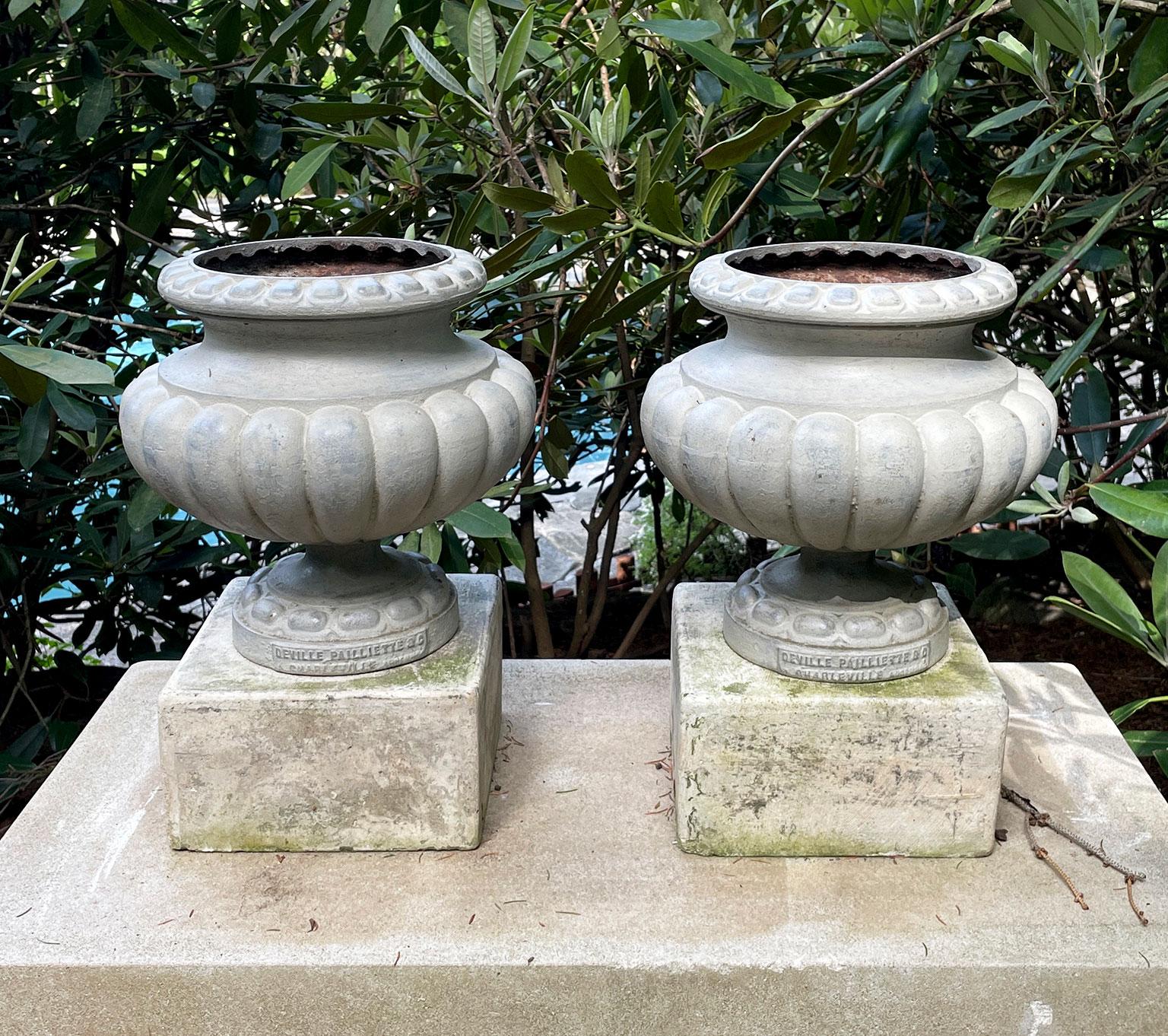 Late 19th Century Pair of Small Steel Grey Cast-Iron Urns For Sale