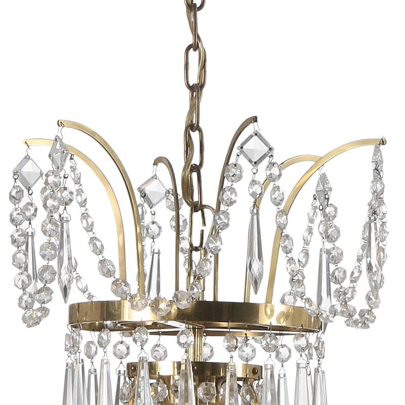 Kleine schwedische Sechs-Licht-Kronleuchter mit Messingrahmen im Empire-Stil, Paar (Schwedisch) im Angebot