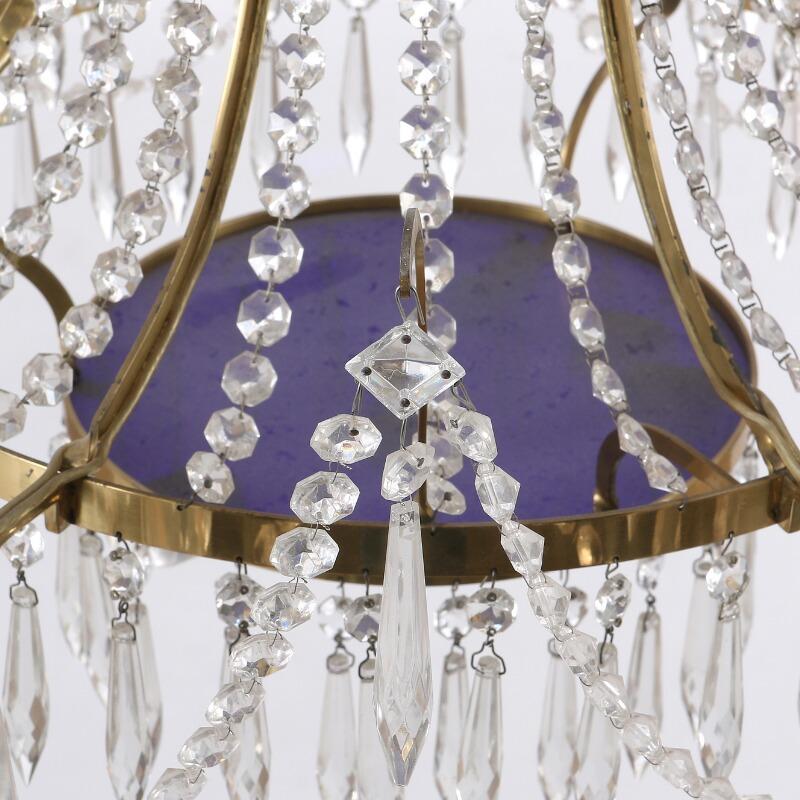 Kleine schwedische Sechs-Licht-Kronleuchter mit Messingrahmen im Empire-Stil, Paar im Angebot 1