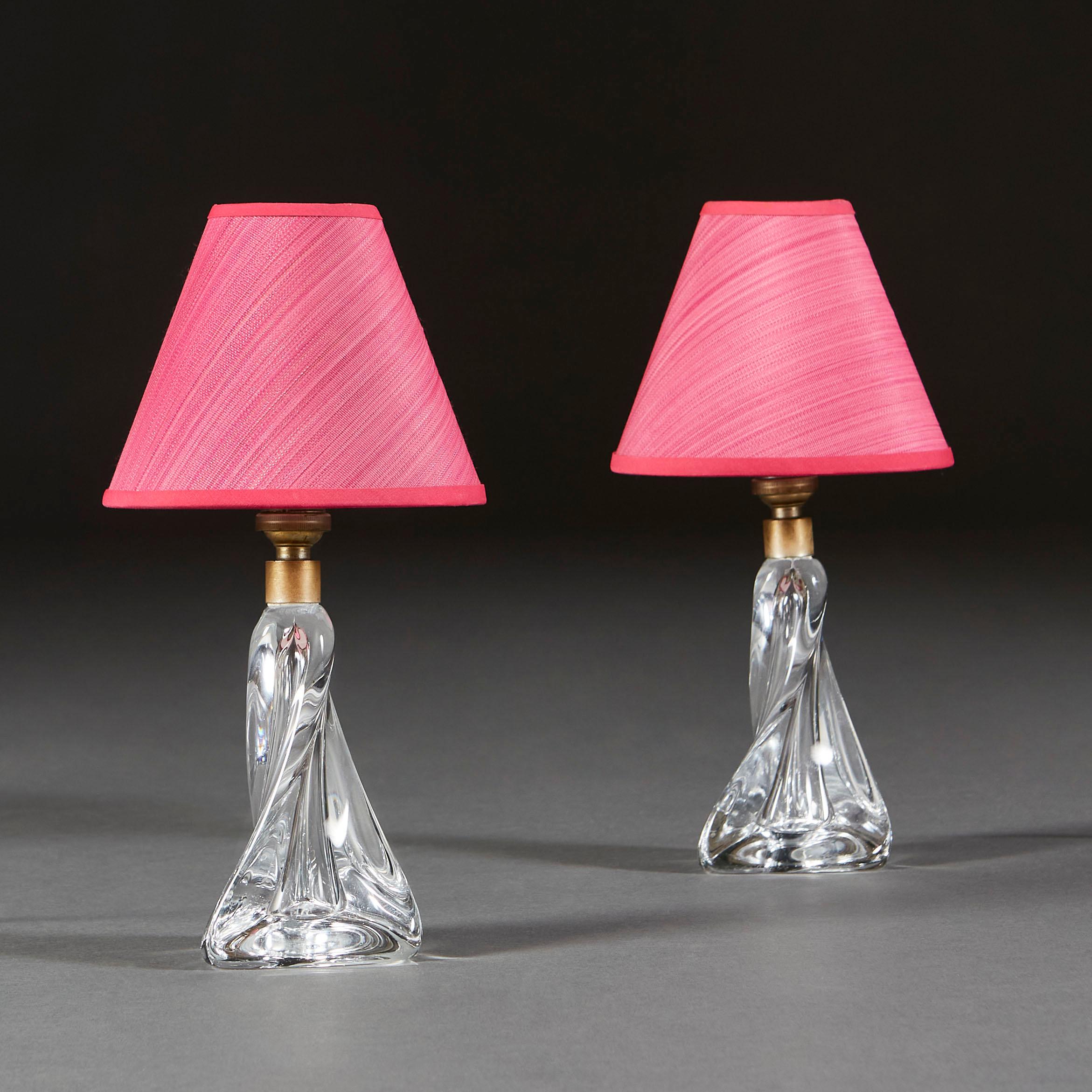 A small pair of mid-century twisted clear glass lamps, with pink horsehair shades.

Currently wired for the UK.

Please note: Pink shades included. Cream shades not included.