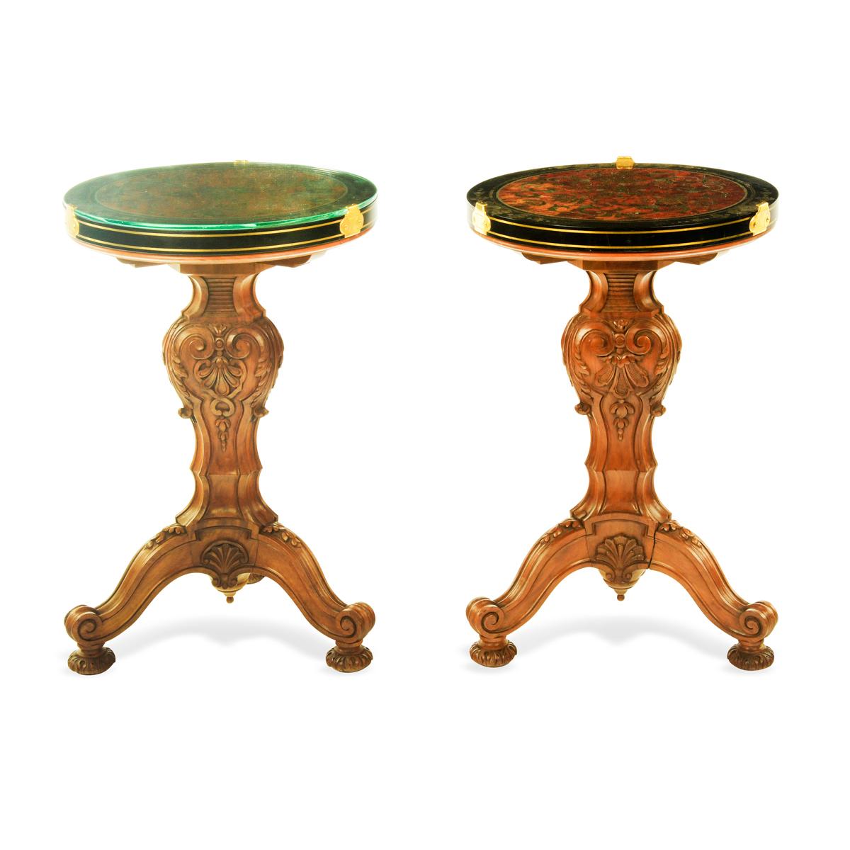 Une paire de petites tables en noyer avec des plateaux en Boulle par Pillinini, chacune avec un plateau circulaire décoré de marqueterie de laiton et d'étain, agrémenté de stylo noir, incrusté dans un fond d'écaille de tortue, toutes deux montrant