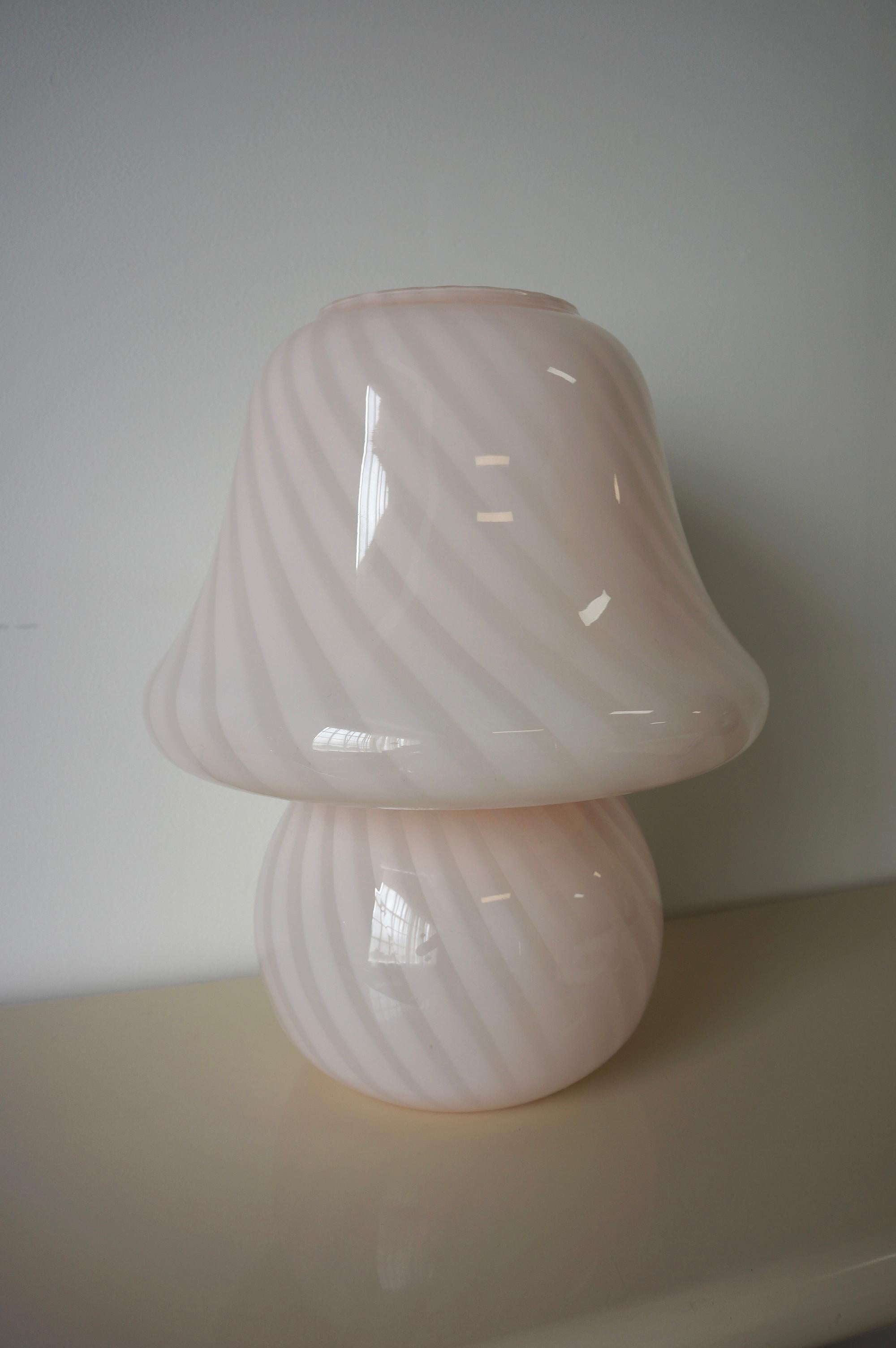 A pair of soft pink Murano art glass mushroom lamps In Good Condition In Toronto, ON