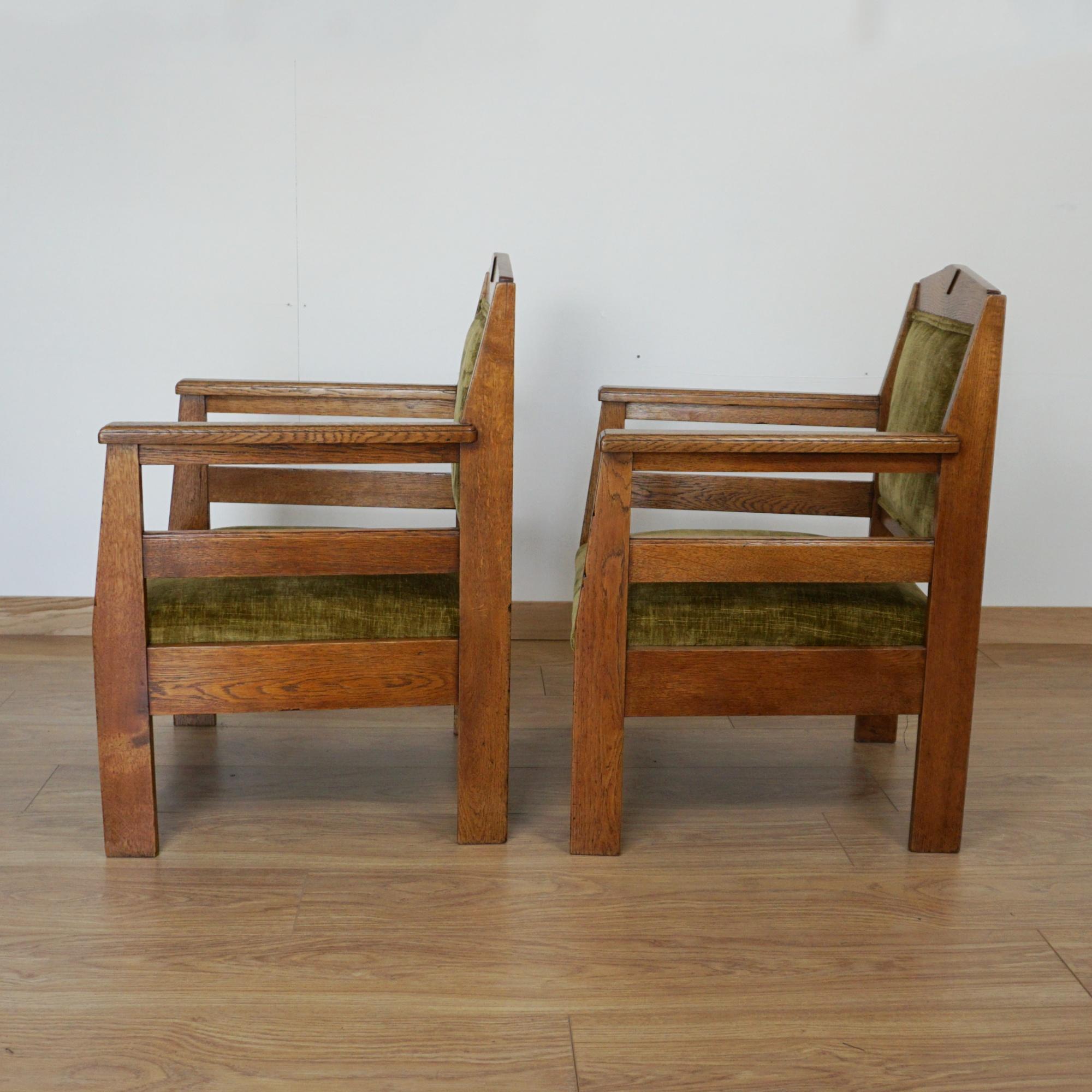 Una coppia di poltrone Arts & Crafts in rovere massiccio In condizioni buone in vendita a Forest Row, East Sussex