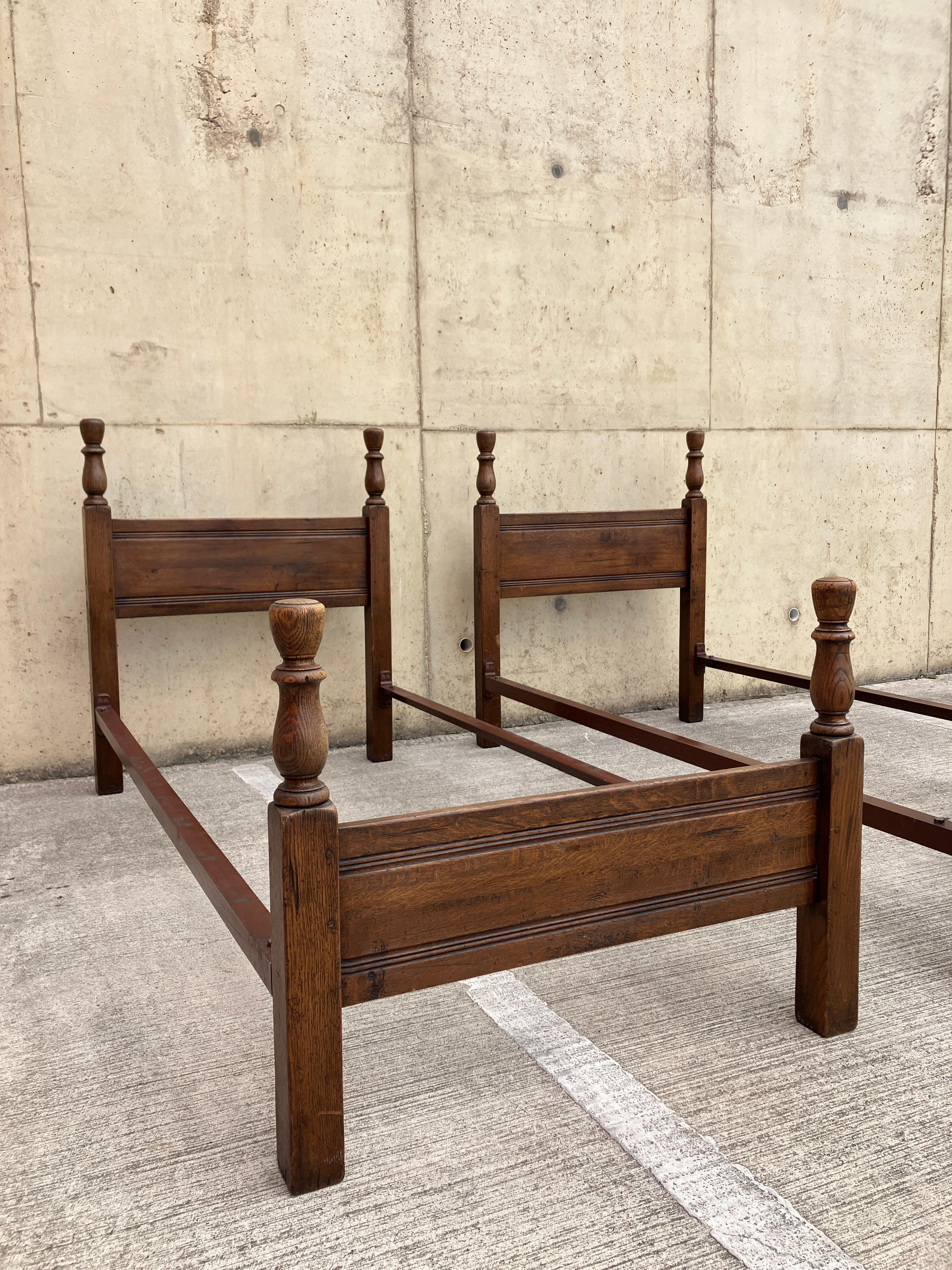 A Pair of Solid Oak Single Beds Early 20th Century For Sale 1