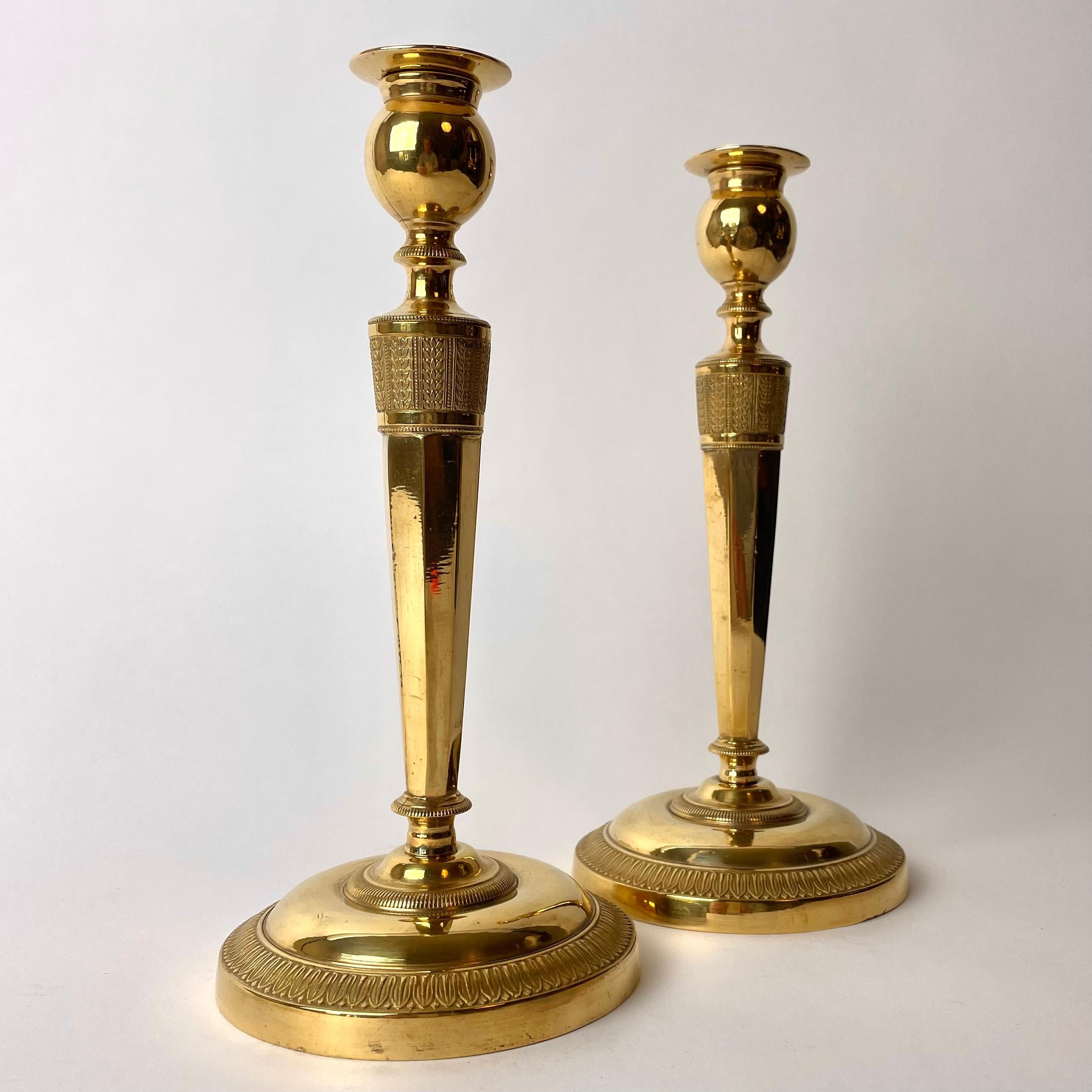 Paar raffinierte Kerzenständer aus vergoldeter Bronze, Directoire, um 1795 (Französisch) im Angebot