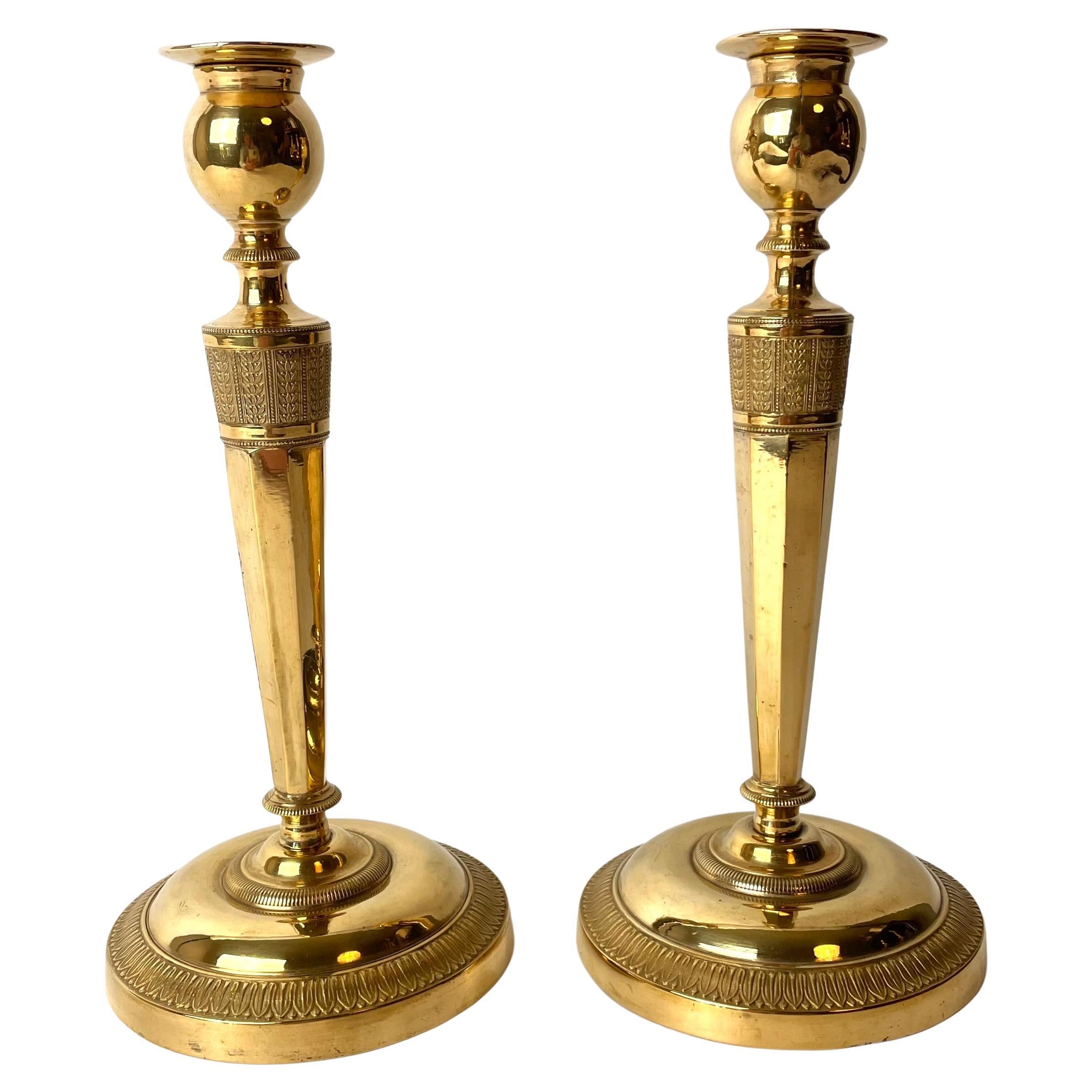 Paar raffinierte Kerzenständer aus vergoldeter Bronze, Directoire, um 1795 im Angebot