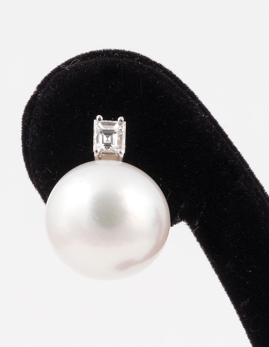 the 14mm. white and dark grey pearls to brilliant-cut diamond surmounts, diamonds approx. 0.45ct. total

