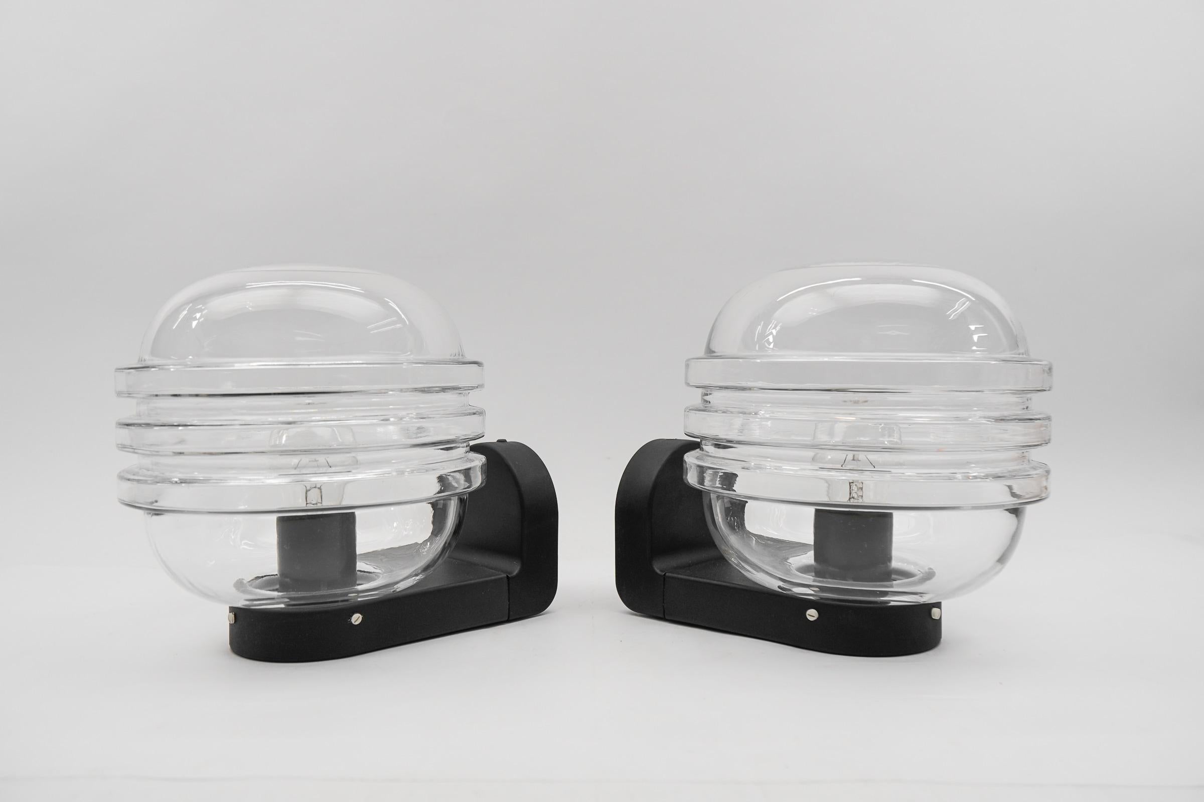 Late 20th Century Pair of Space Age Outdoor Wall Lamps in Black and Clear Glass, 1970s For Sale