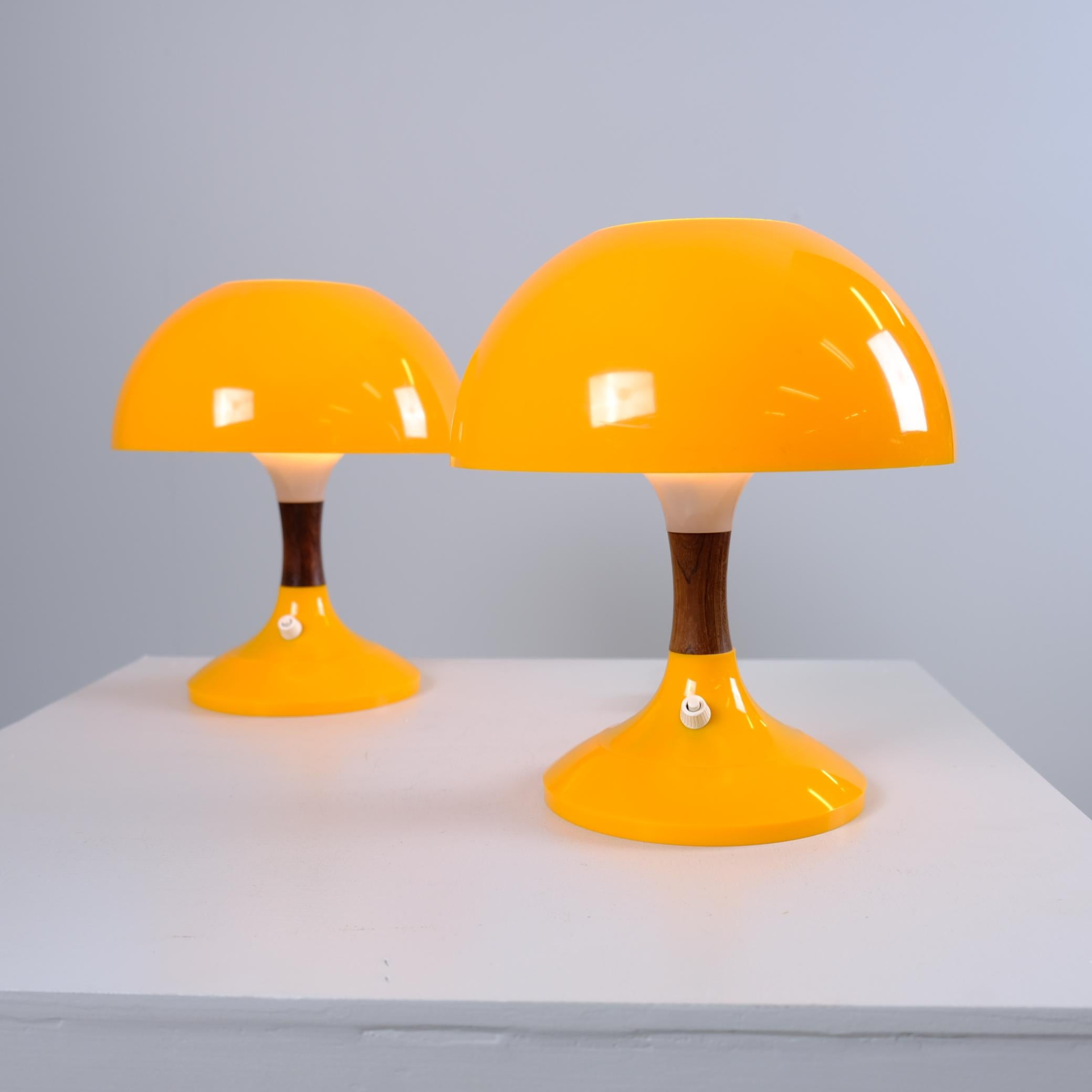 Pareja de lámparas de mesa Space Age de Bent Karlby para Ask Belysning, Dinamarca, años 70 Era espacial en venta