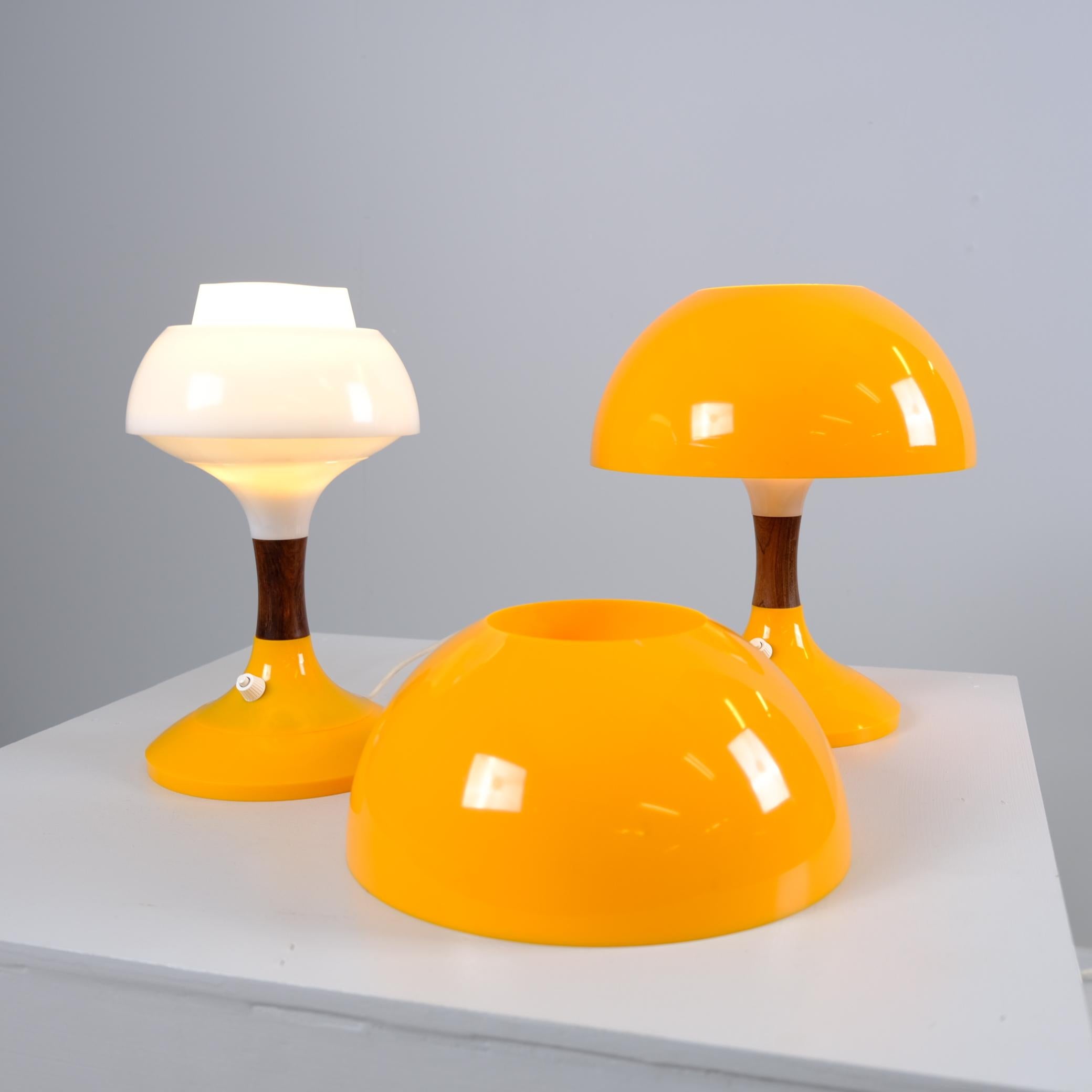 Pareja de lámparas de mesa Space Age de Bent Karlby para Ask Belysning, Dinamarca, años 70 Plástico en venta