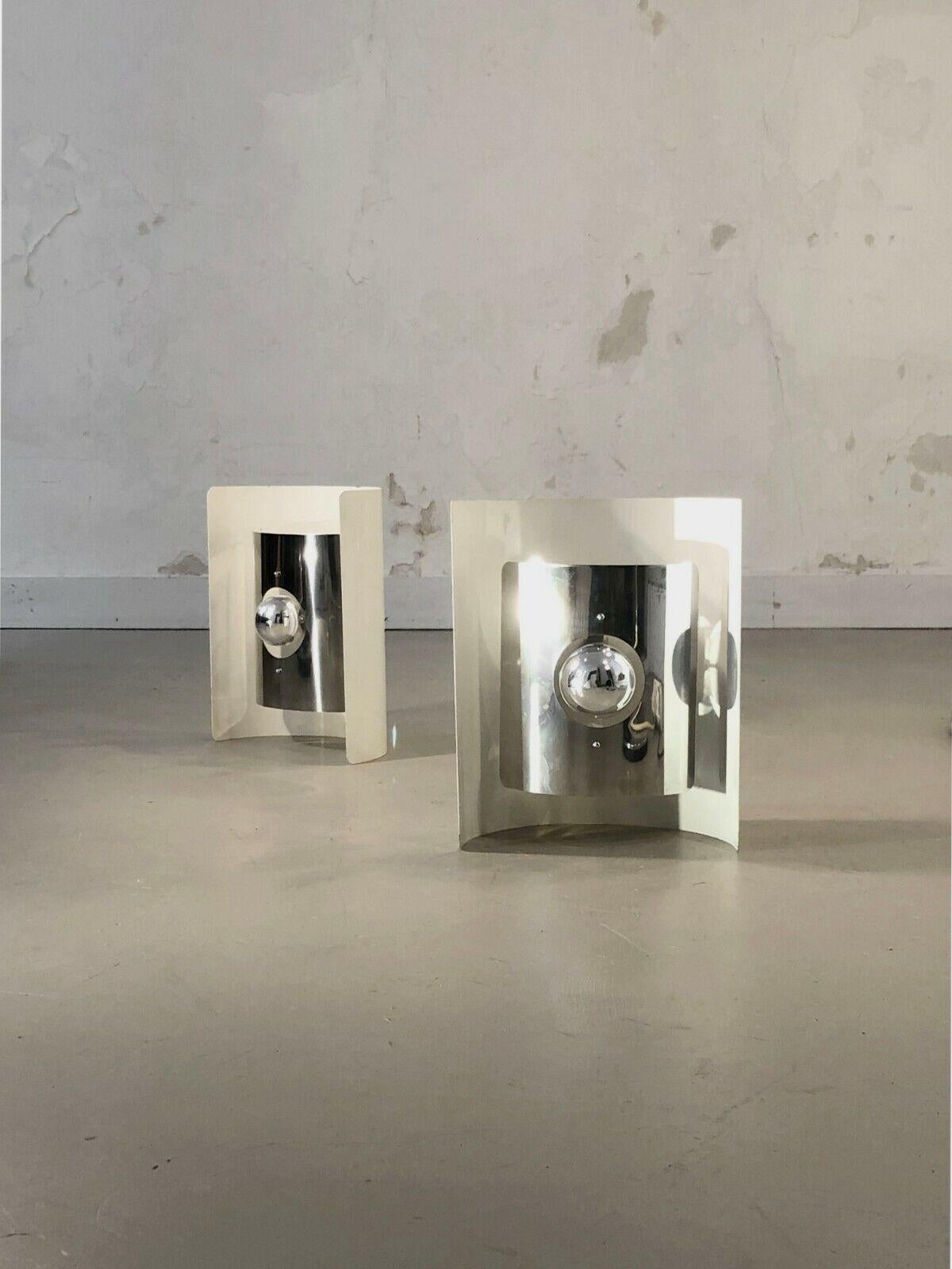 Ein Paar SPACE-AGE WALL APPLIQUES SCONCES von GUZZINI, Italien 1970 (Space Age) im Angebot