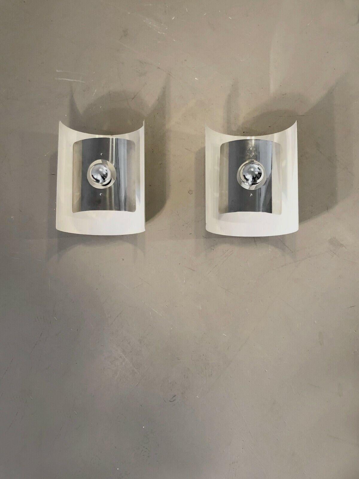 A Pair of SPACE-AGE WALL APPLIQUES SCONCES by GUZZINI, Italy 1970 In Good Condition For Sale In PARIS, FR