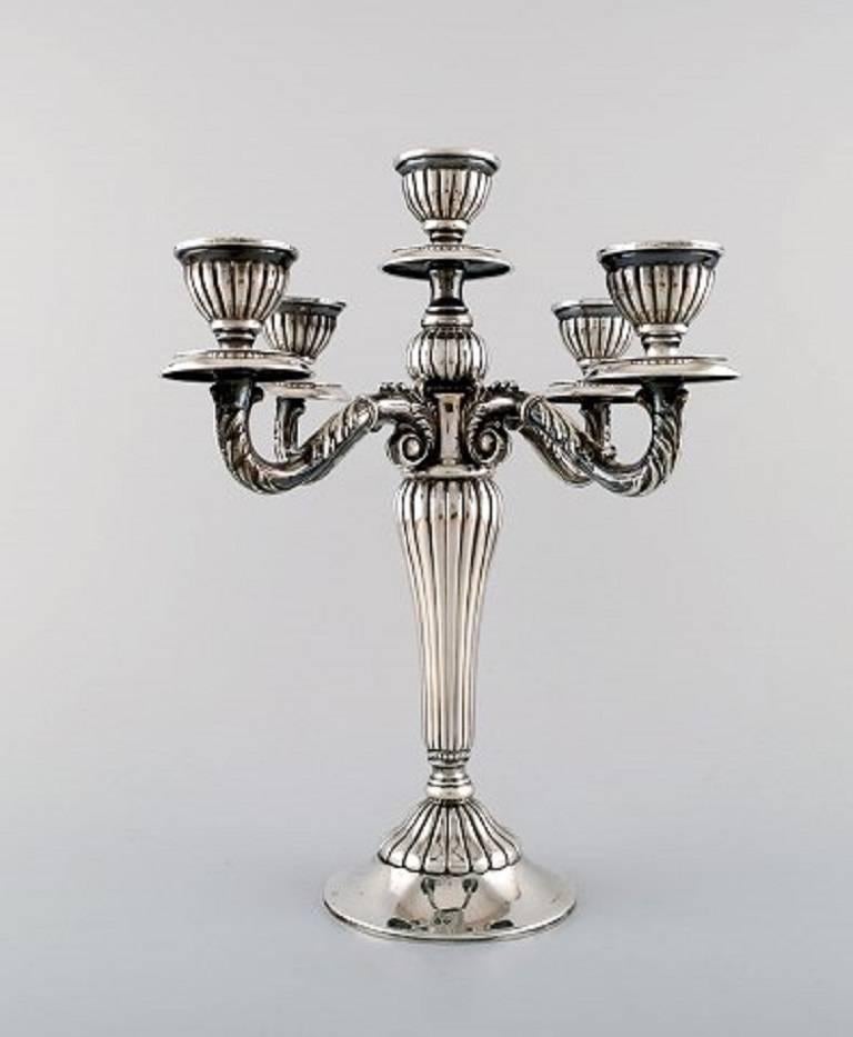 A pair of Spanish candelabra in silver, early 20th century.
Fine quality, beautiful classic design.
Measures: 35 cm. x 30 cm.
Filled, weight 2 kilo.
Stamped.