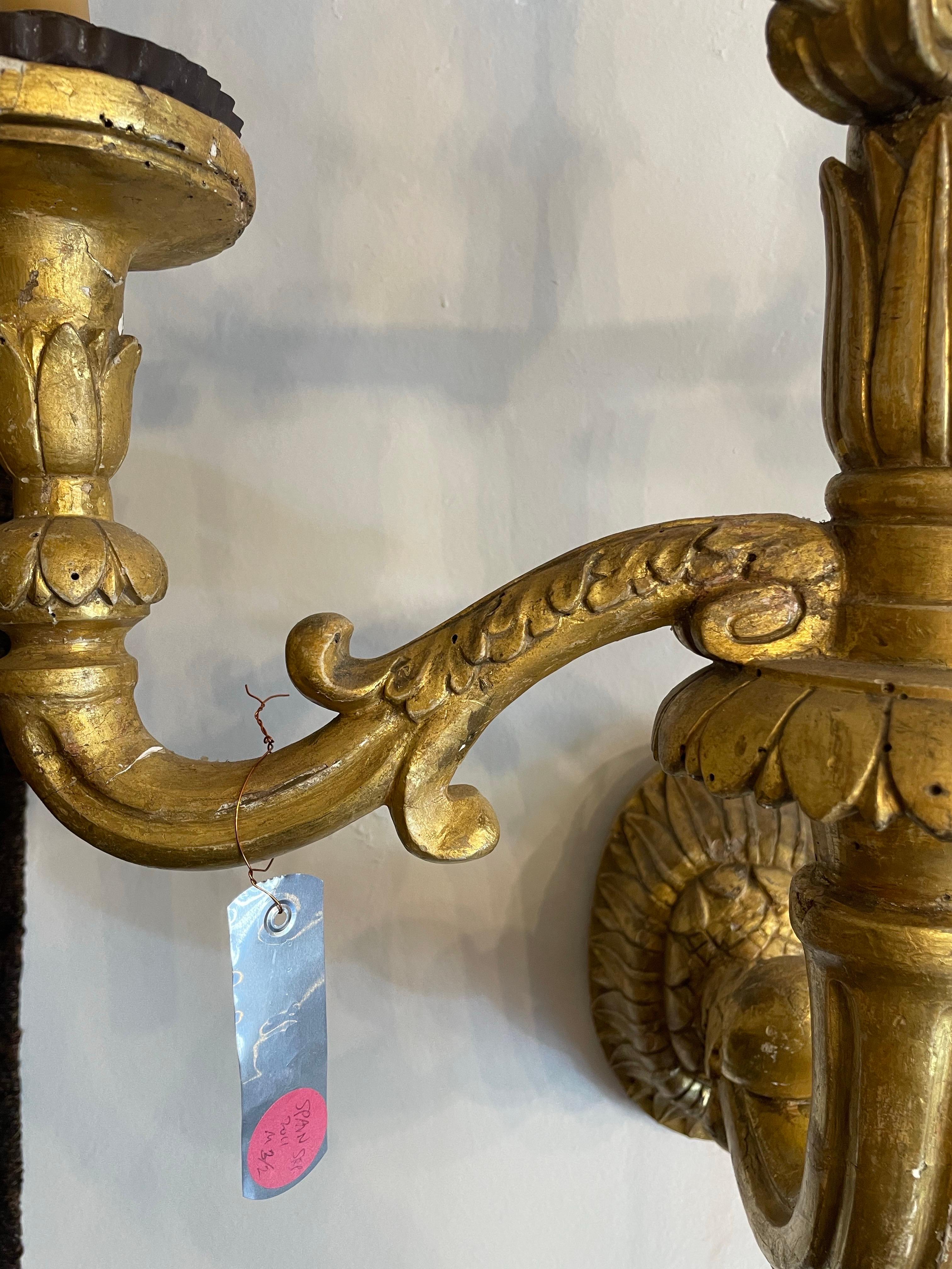 Paire d'appliques murales espagnoles Carlos II en bois doré sculpté, 17ème siècle en vente 3