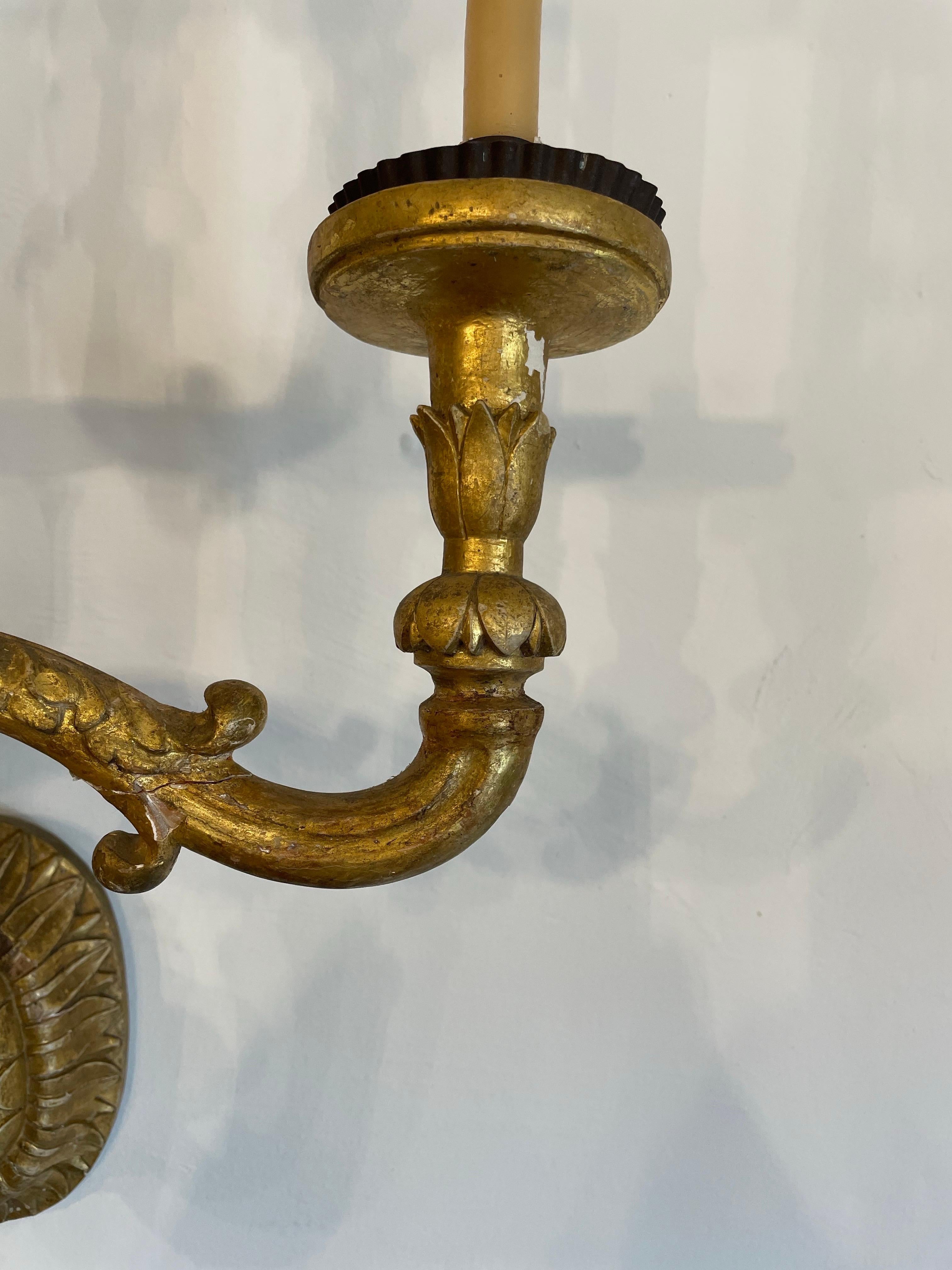 Paire d'appliques murales espagnoles Carlos II en bois doré sculpté, 17ème siècle en vente 4