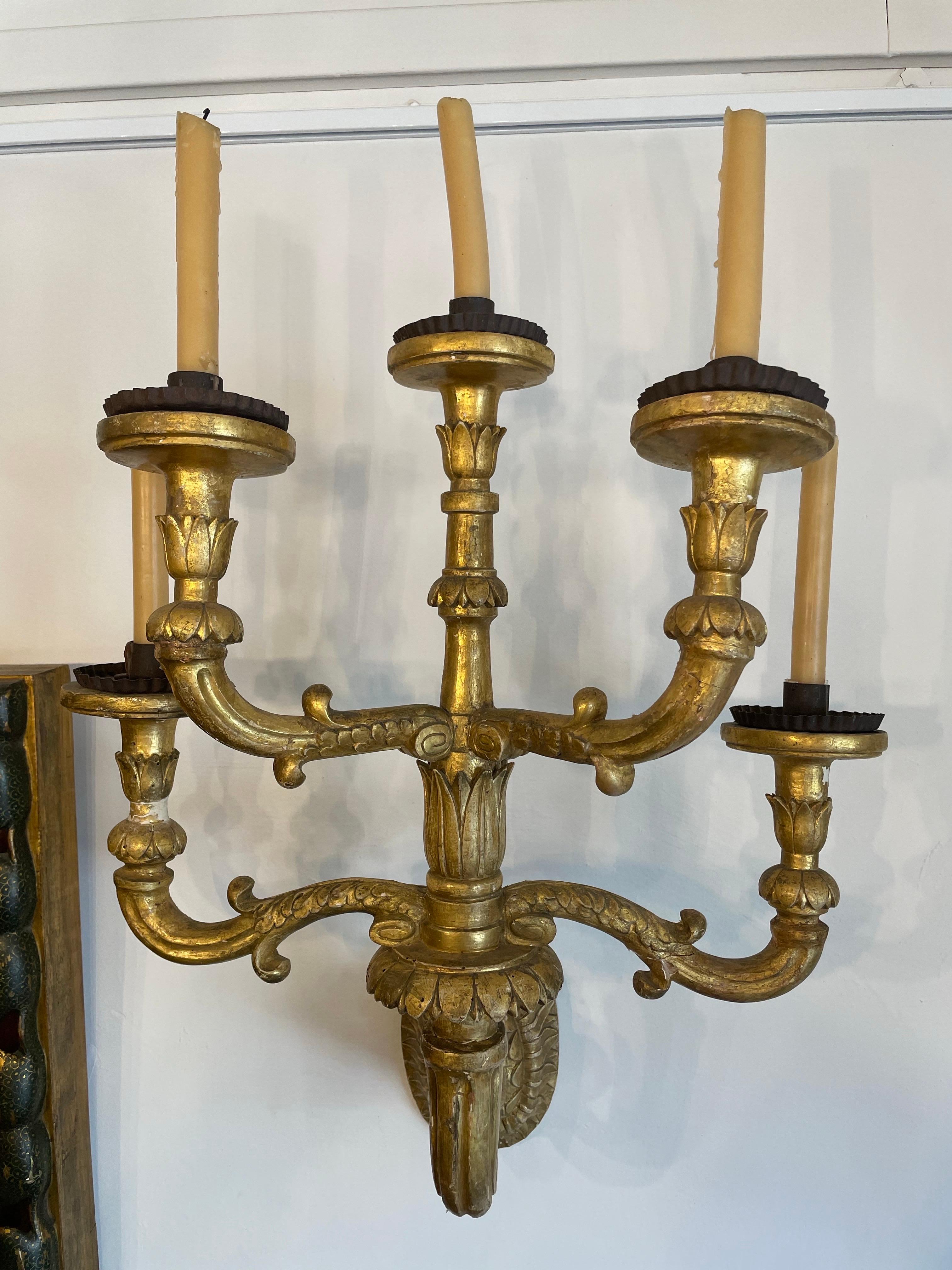 XVIIIe siècle et antérieur Paire d'appliques murales espagnoles Carlos II en bois doré sculpté, 17ème siècle en vente