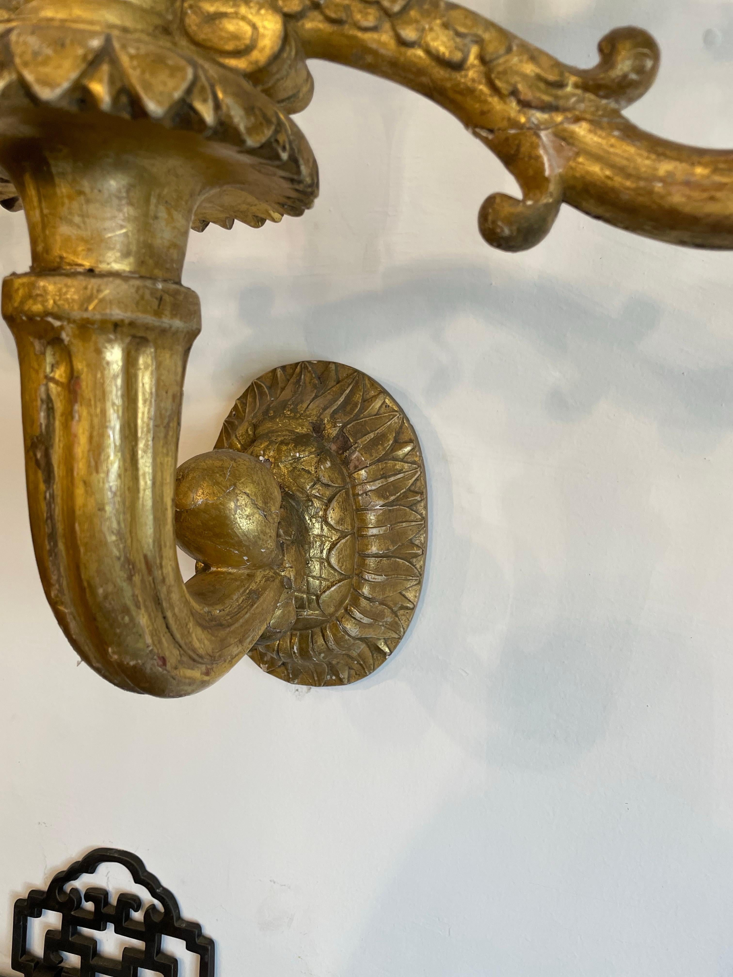 Bois Paire d'appliques murales espagnoles Carlos II en bois doré sculpté, 17ème siècle en vente