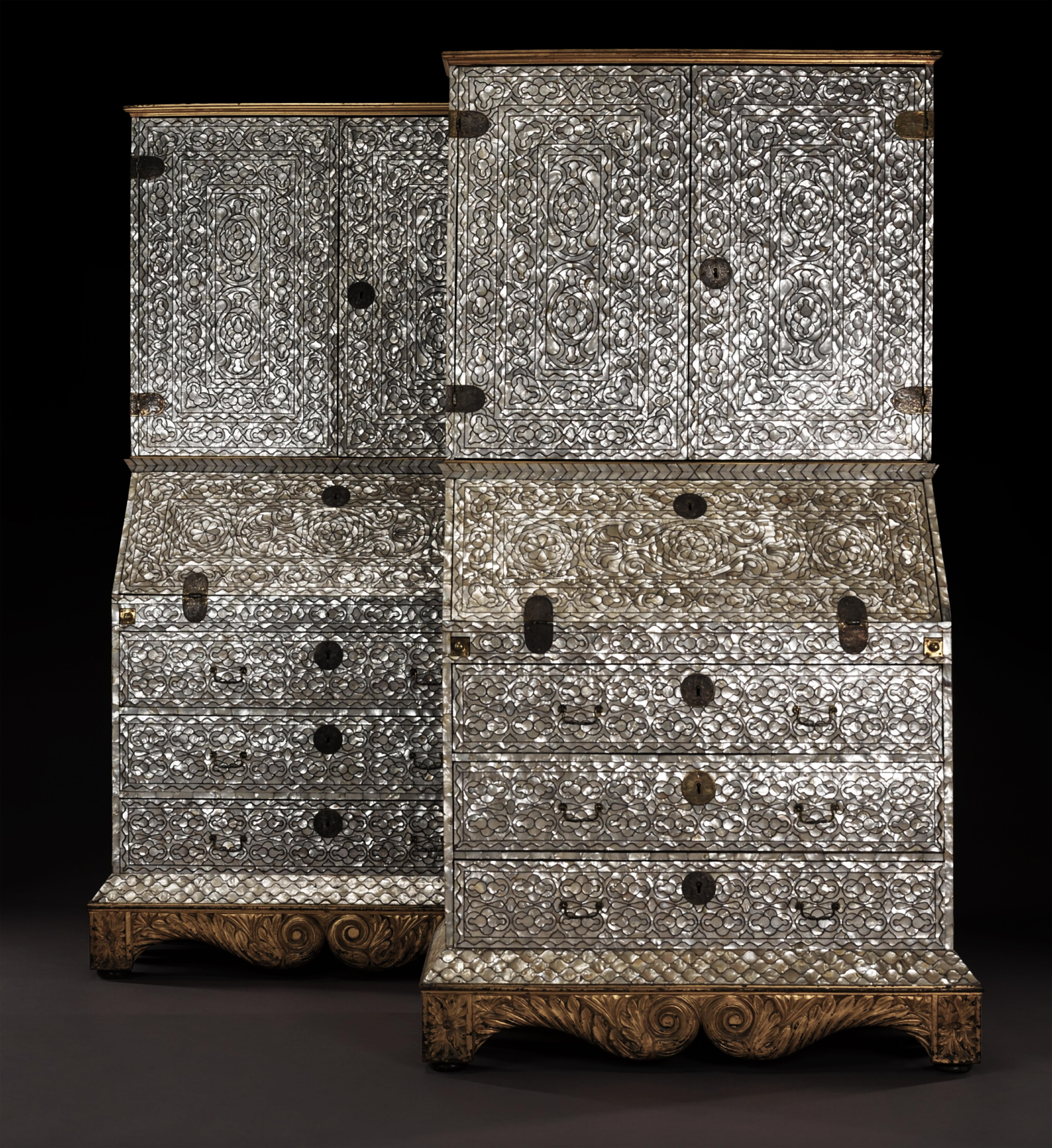 Vizekönigreich Peru, Lima, 18. Jahrhundert, ca. 1720-1760

Jeweils mit einem profilierten Gesims aus Goldholz und auf einem blattgeschnitzten Sockel aus Goldholz, möglicherweise später und aus England. Die Schränke mit Silberbeschlägen sind aus