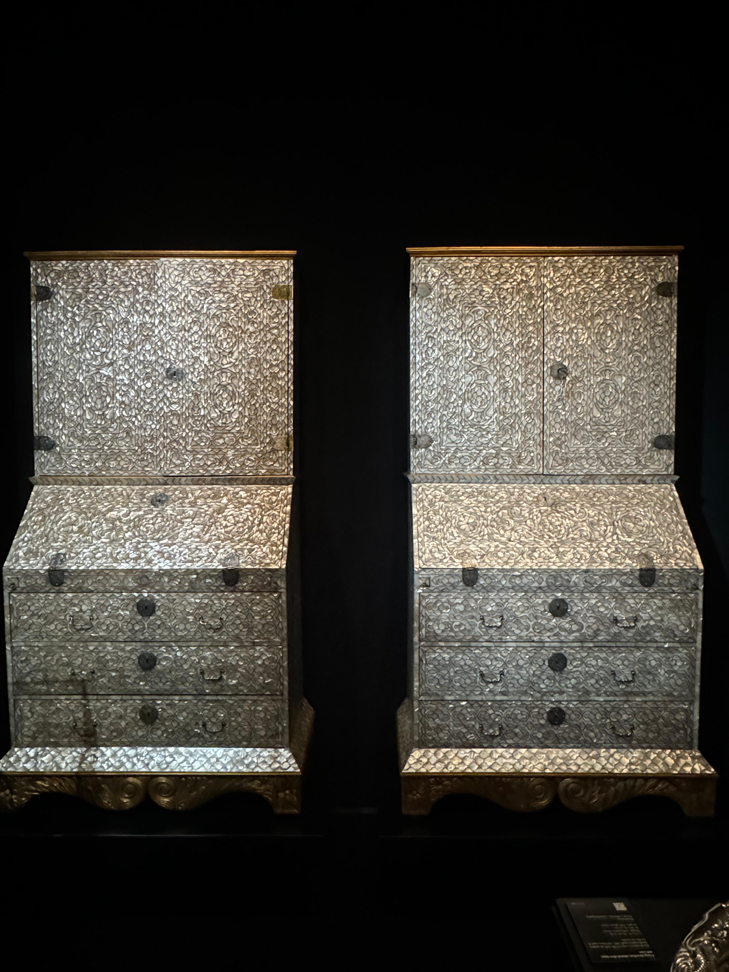 Zwei spanisch-coloniale Viceregal-Büro-Kabinets aus Perlmutt mit Intarsien aus Perlmutt im Zustand „Gut“ im Angebot in Amsterdam, NL
