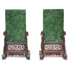  Ein Paar Spinatgrüne Jade-Tischschirme „Prunus und Hirsch“ aus Jade