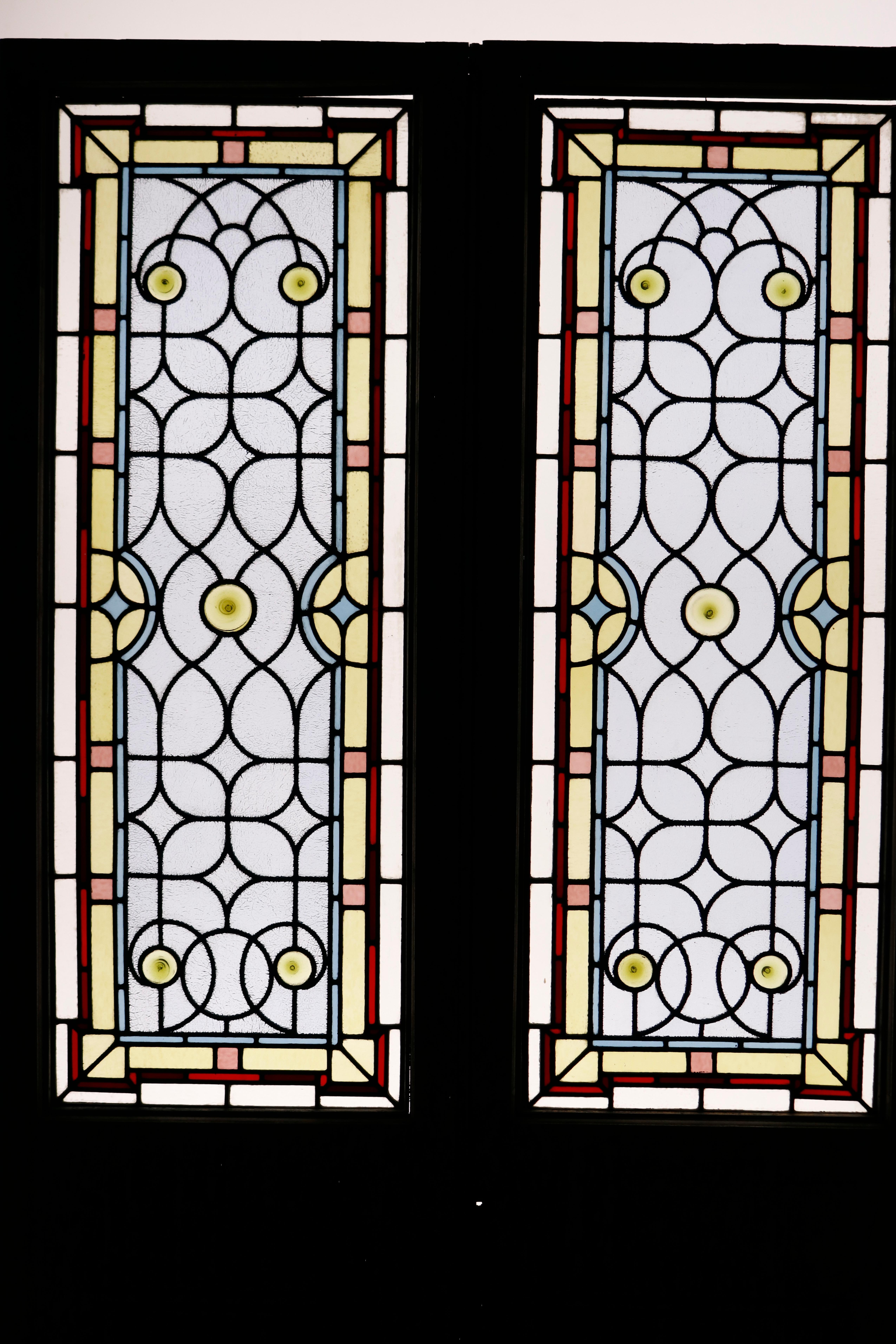 Paar antike Glasmalerei-Türen (Kiefernholz) im Angebot