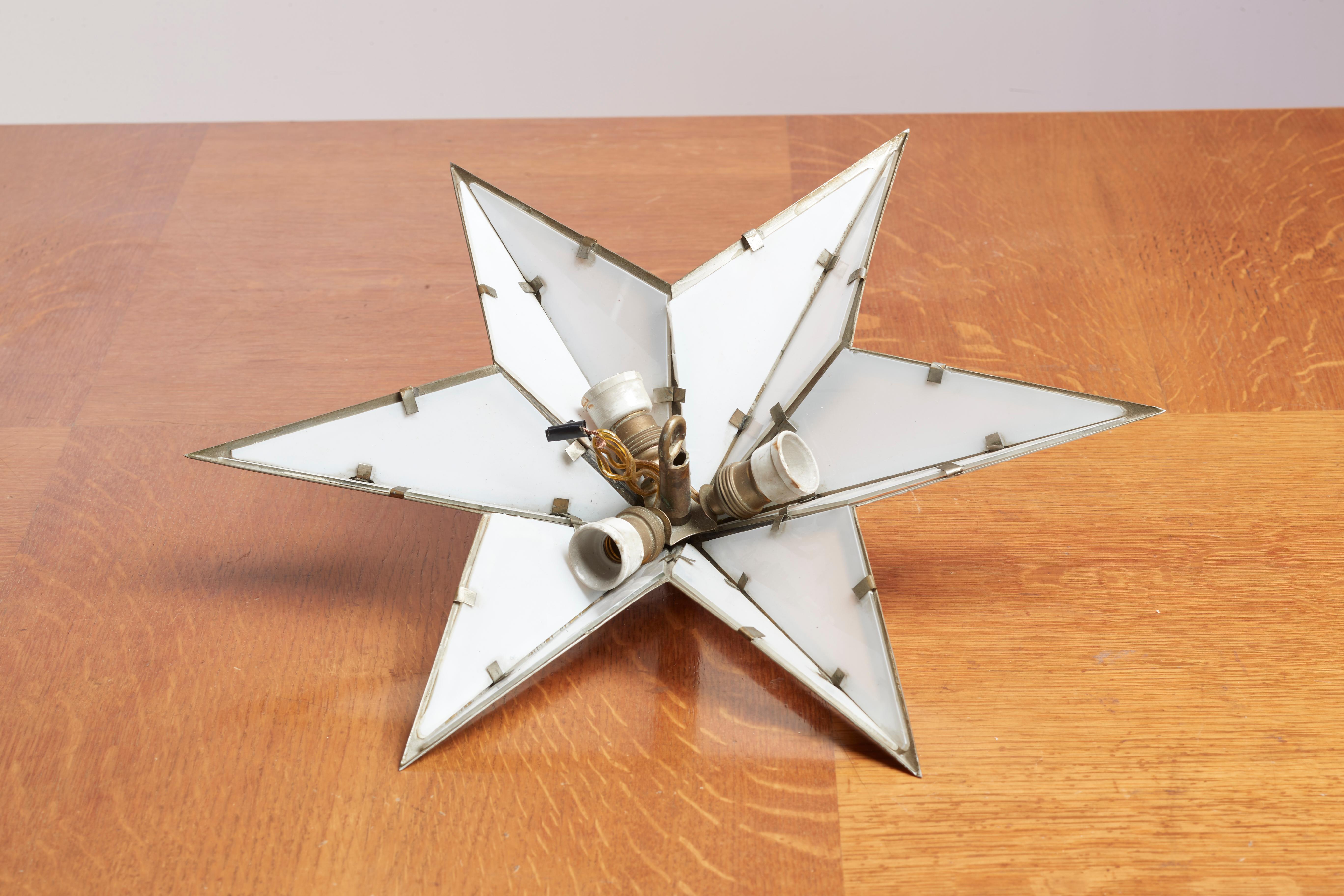 Coppia di applique a forma di stella in ottone e vetro, Italia, anni '60 in vendita 2