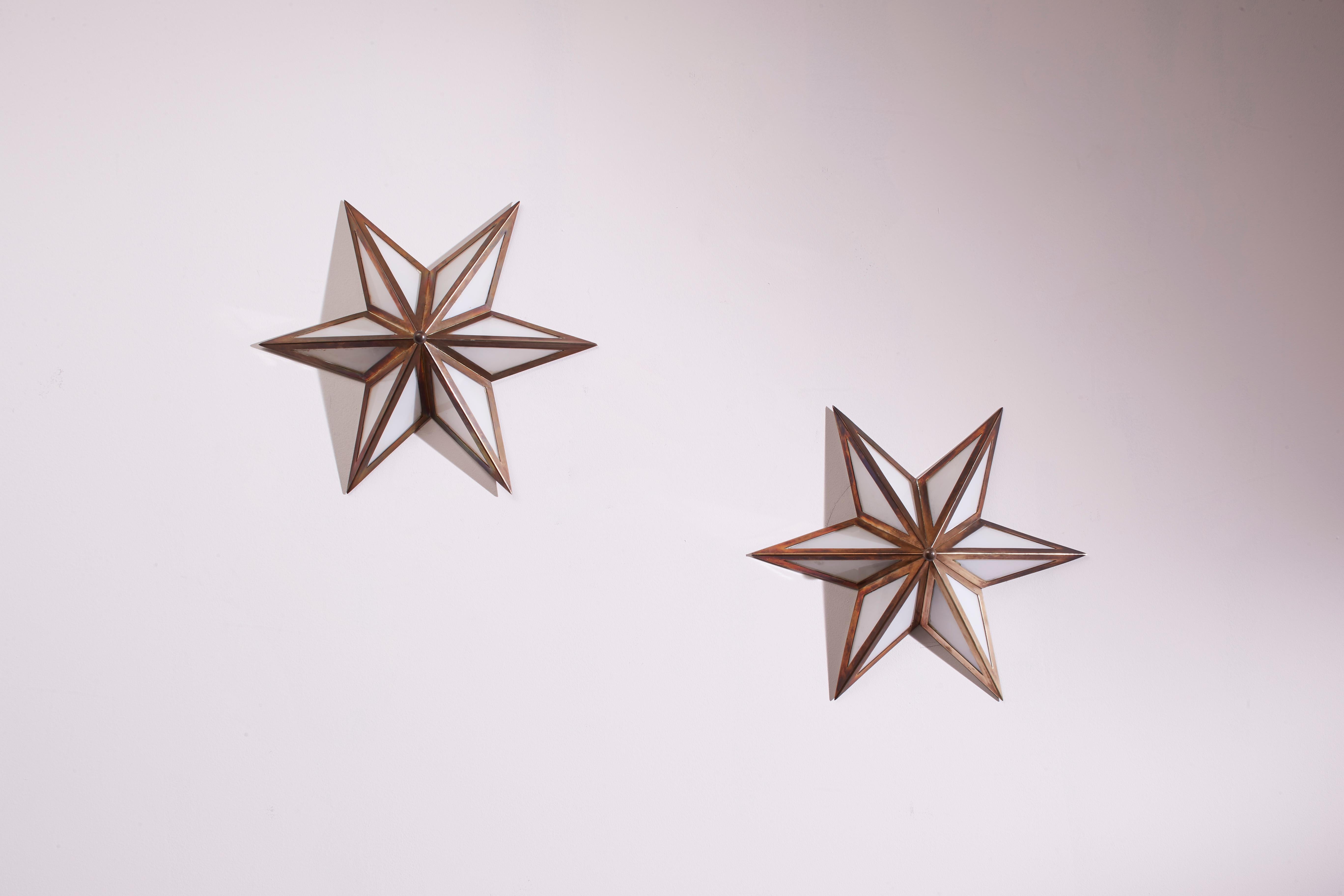 Mid-Century Modern A pair of star-shaped wall sconces made of brass and glass, Italy, 1960s For Sale