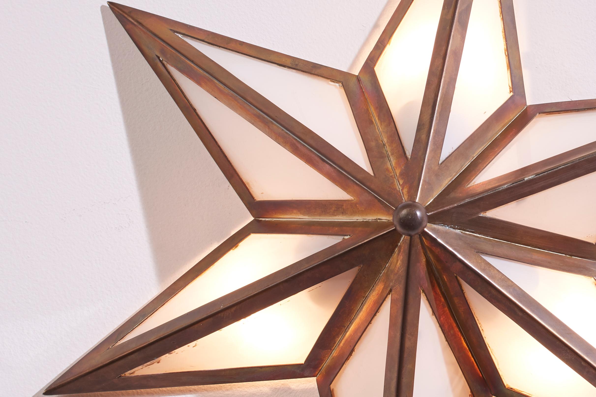 Mid-Century moderno Coppia di applique a forma di stella in ottone e vetro, Italia, anni '60 in vendita