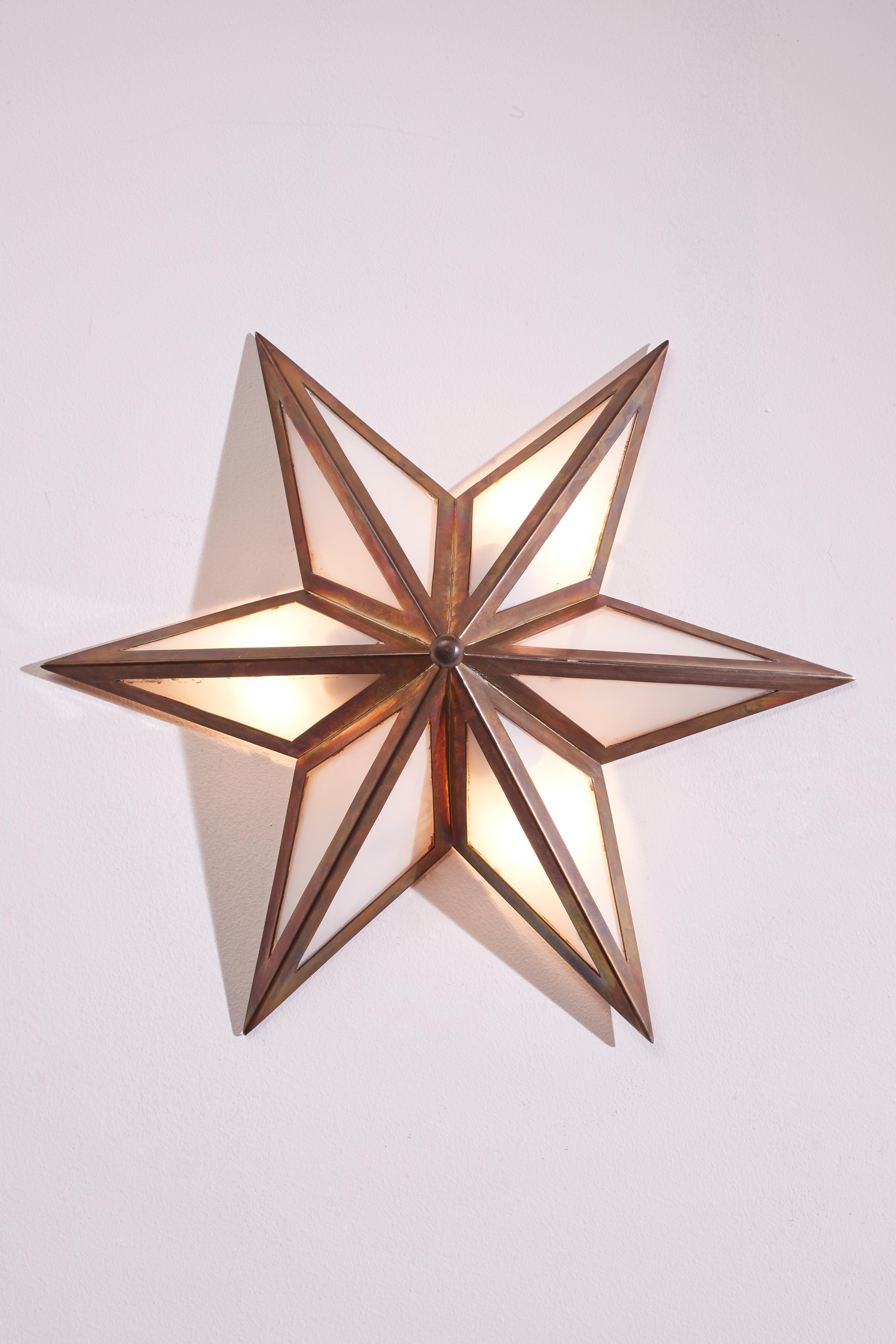 A pair of star-shaped wall sconces made of brass and glass, Italy, 1960s In Good Condition For Sale In Chiavari, Liguria