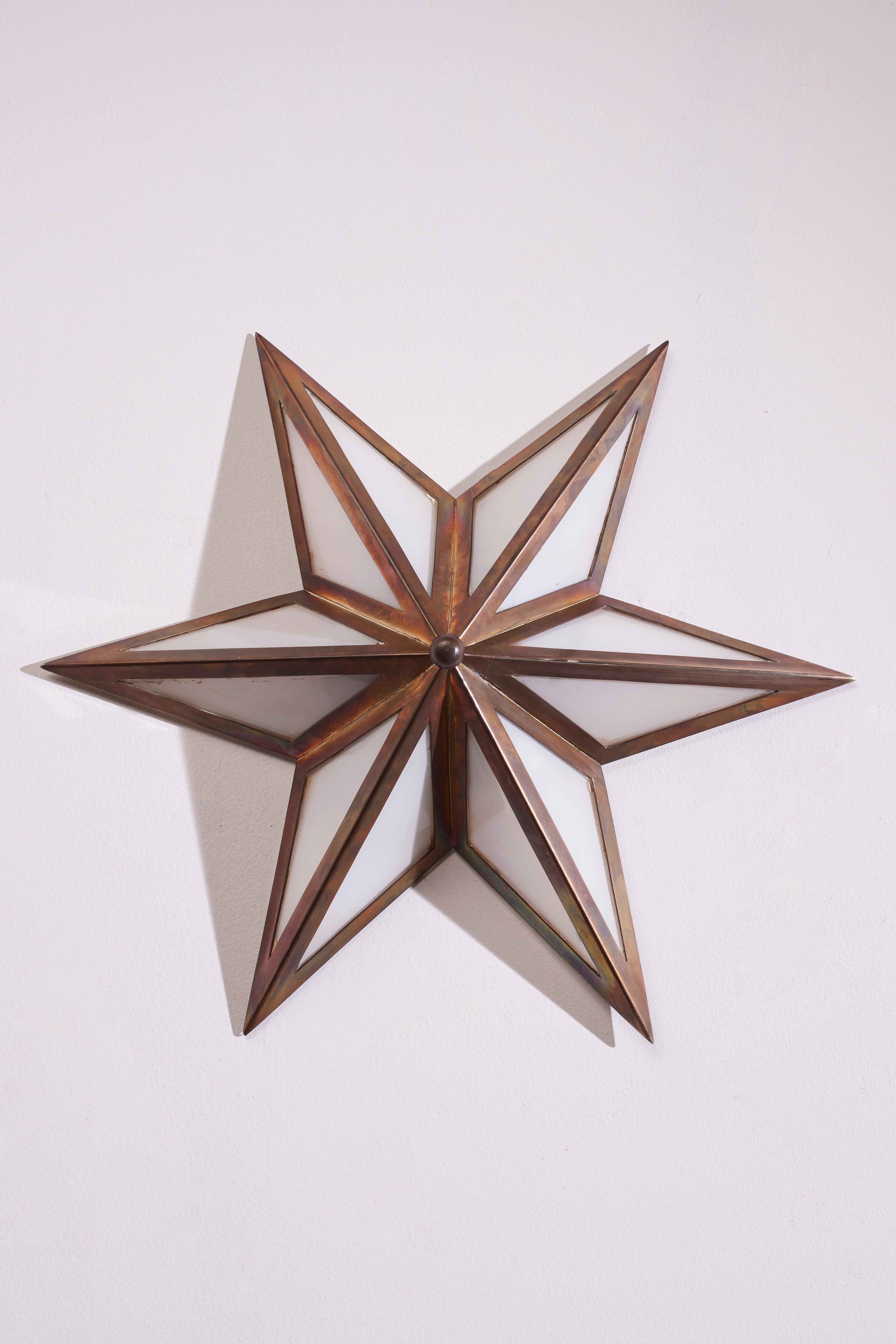 Brass A pair of star-shaped wall sconces made of brass and glass, Italy, 1960s For Sale