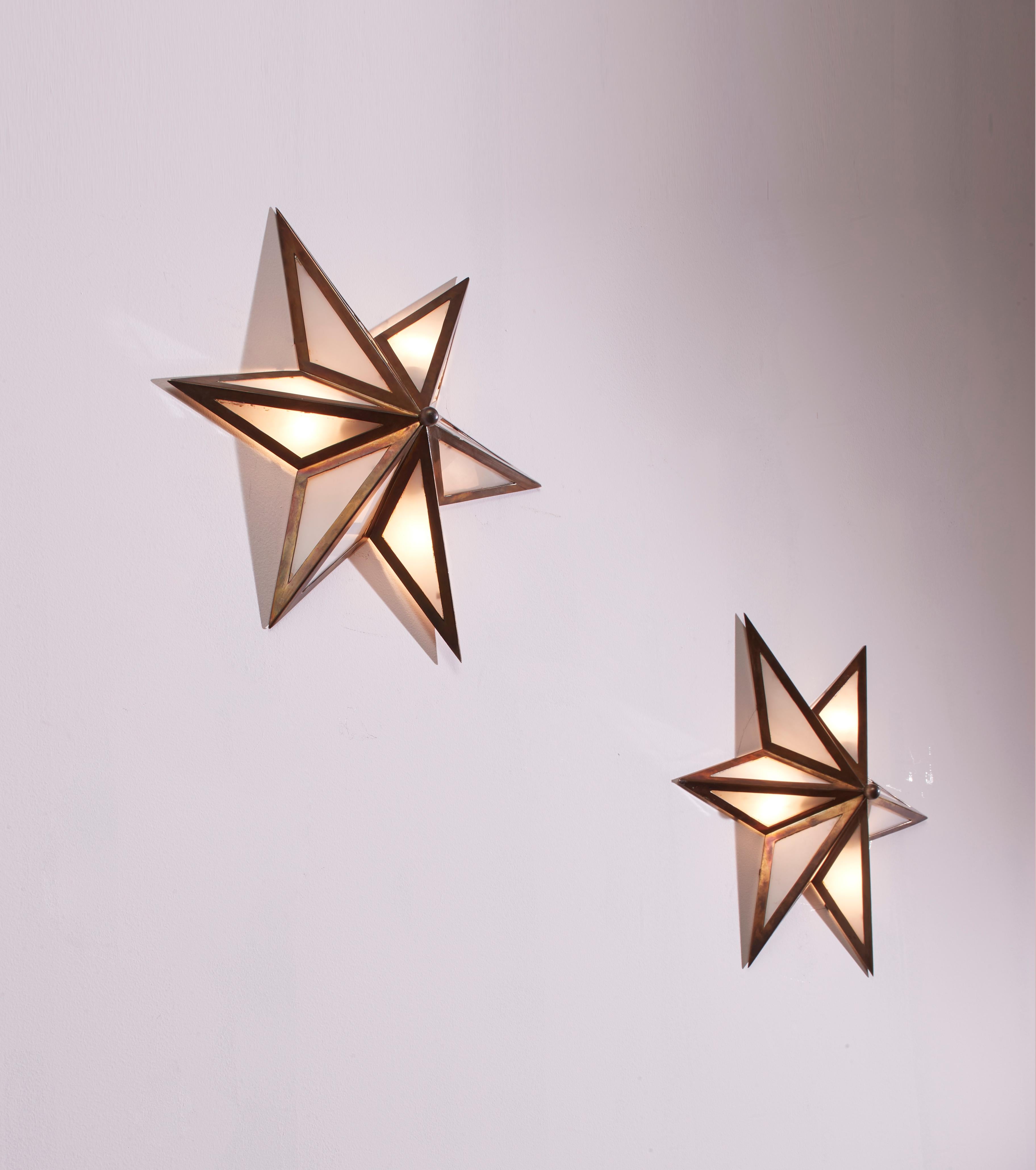 A pair of star-shaped wall sconces made of brass and glass, Italy, 1960s For Sale 2