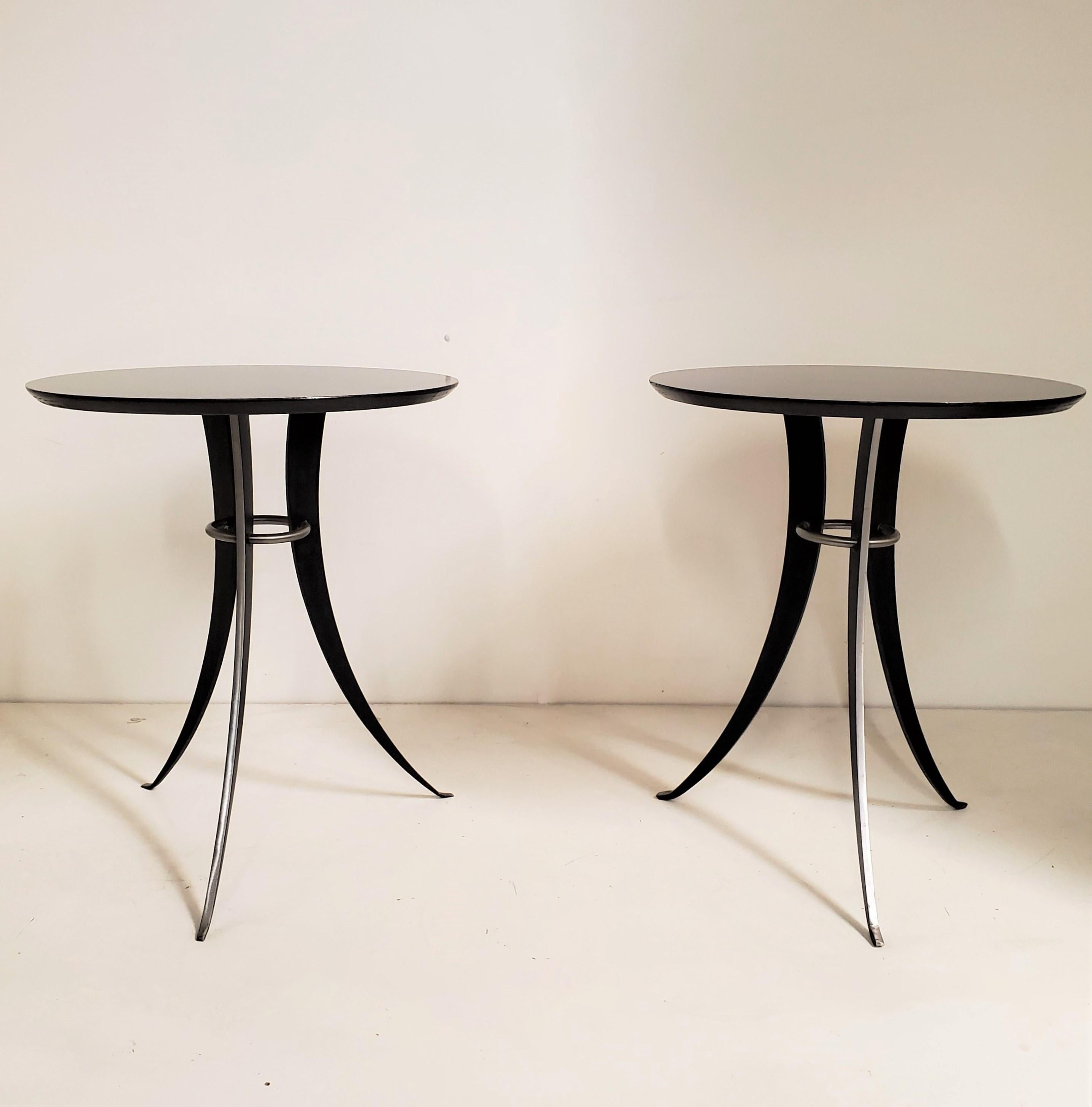 20ième siècle Paire de tables circulaires en acier et bois ébénisé, style Osvaldo Borsani en vente