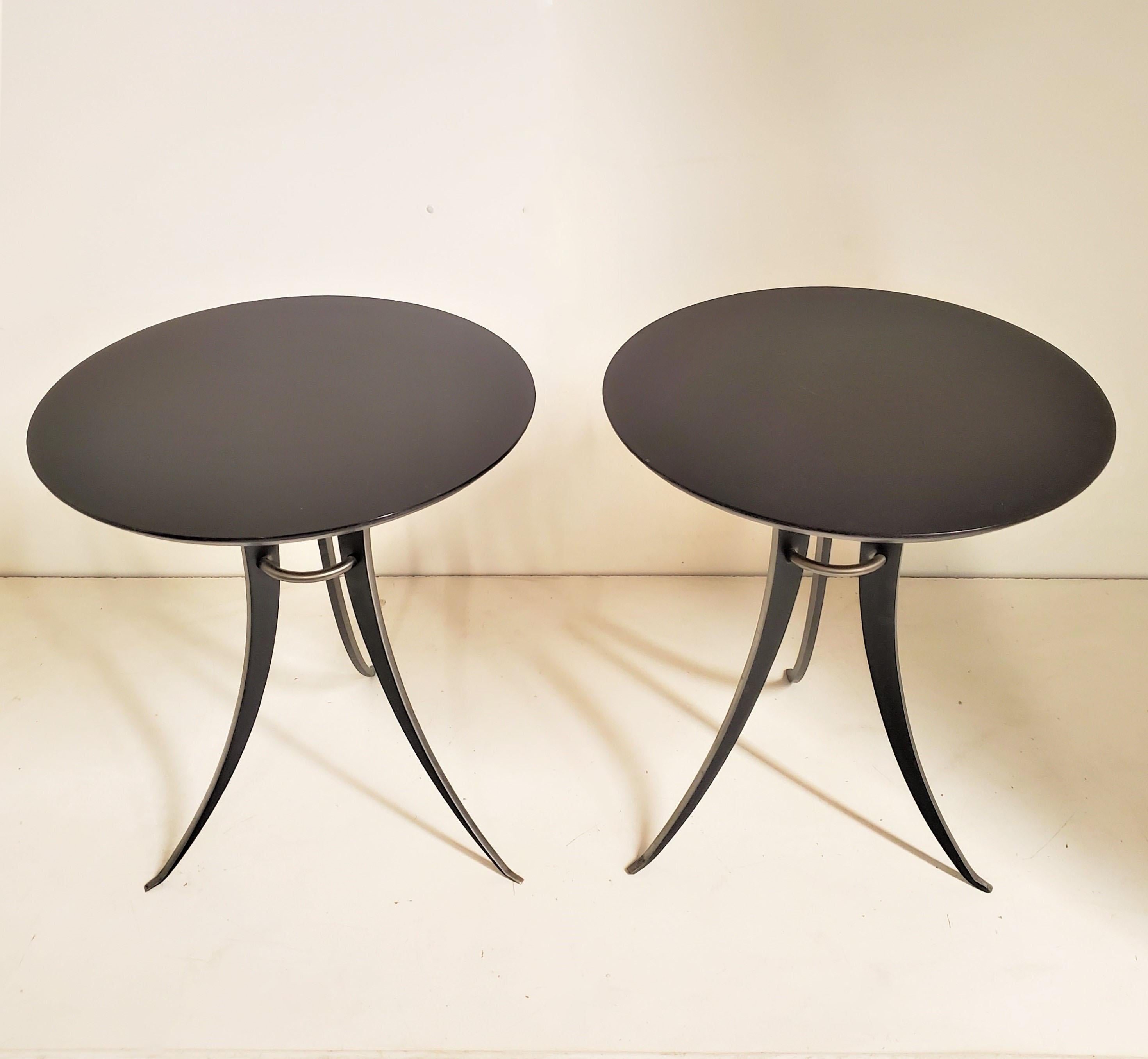 Acier Paire de tables circulaires en acier et bois ébénisé, style Osvaldo Borsani en vente
