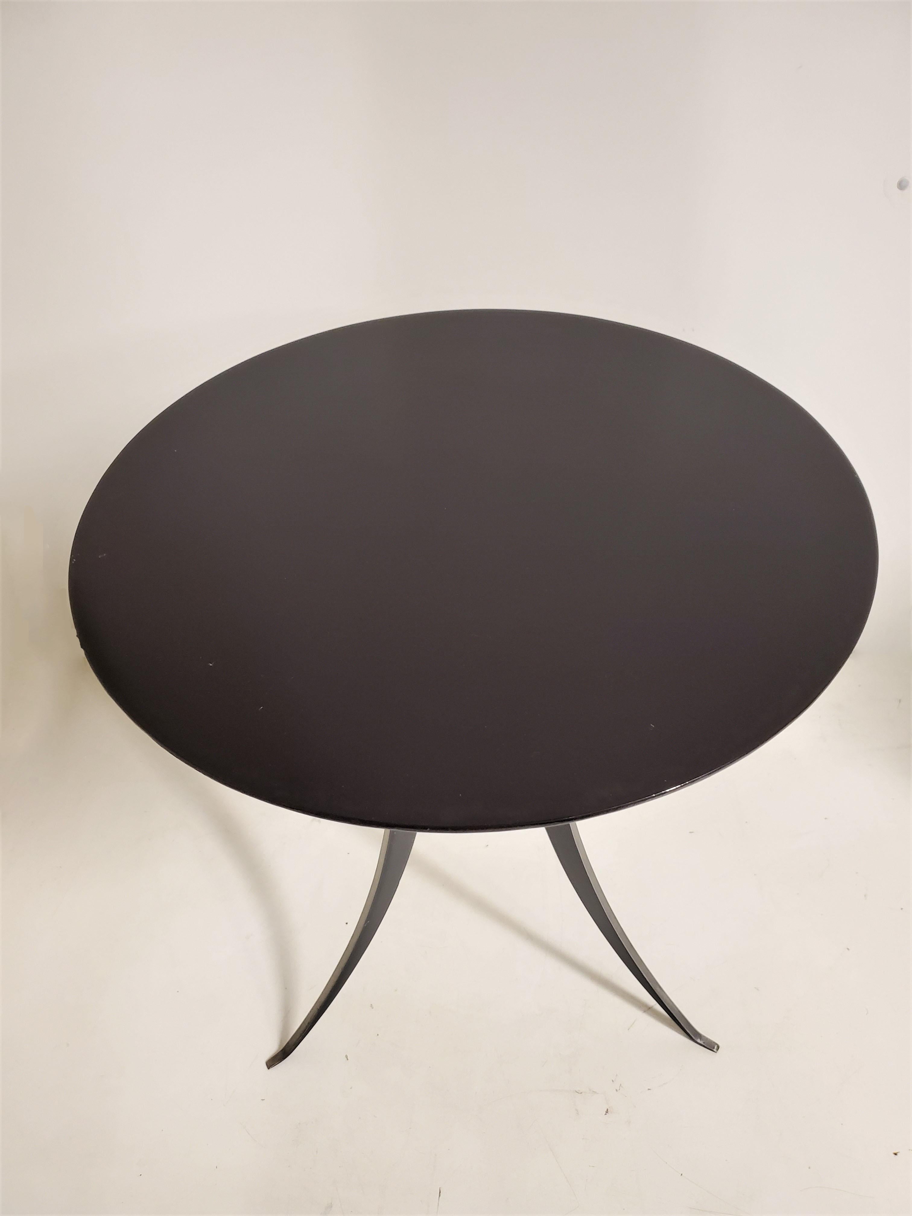 Paire de tables circulaires en acier et bois ébénisé, style Osvaldo Borsani en vente 1