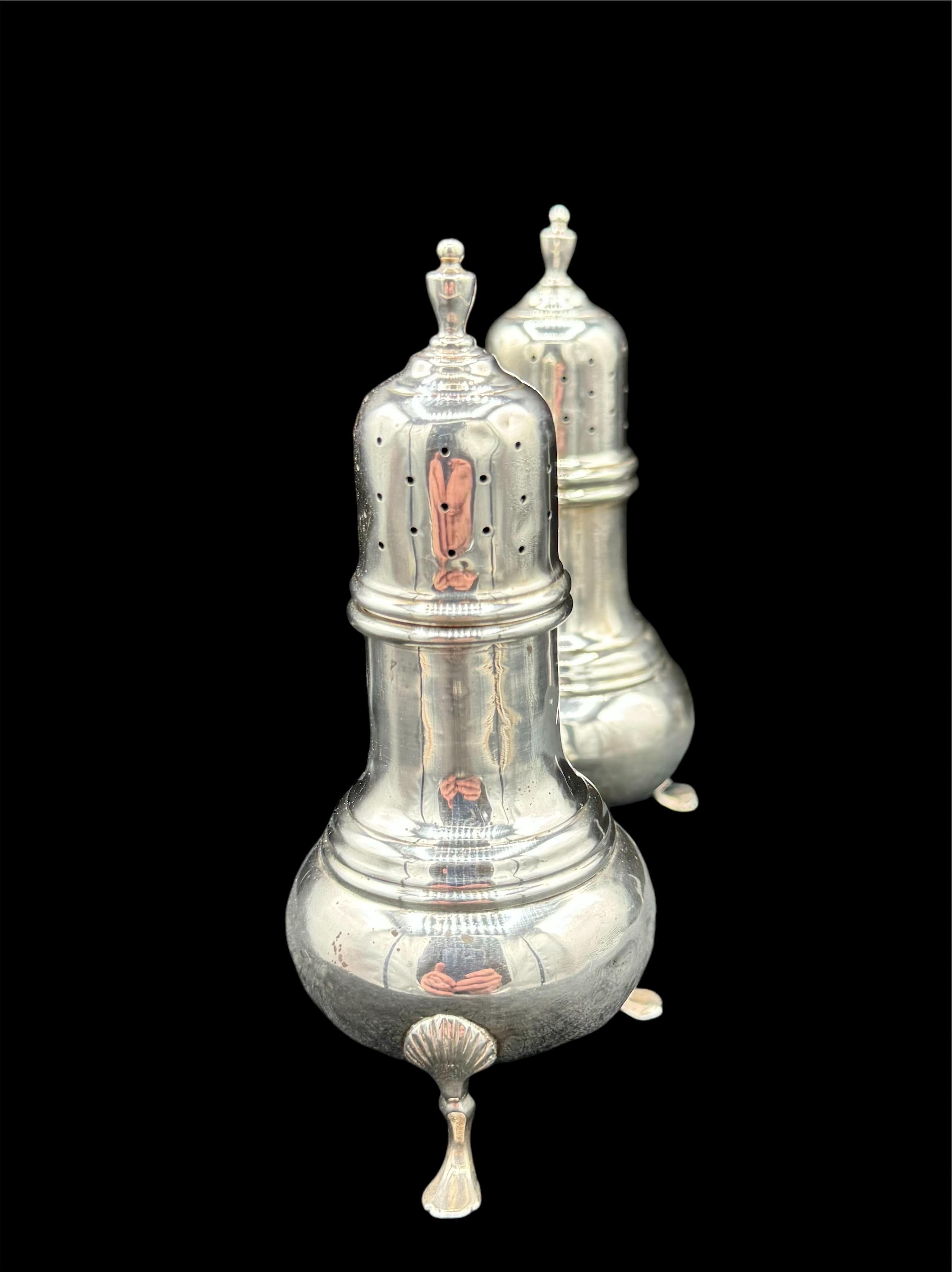 Paire de salières et de poivrières en argent. en vente 2