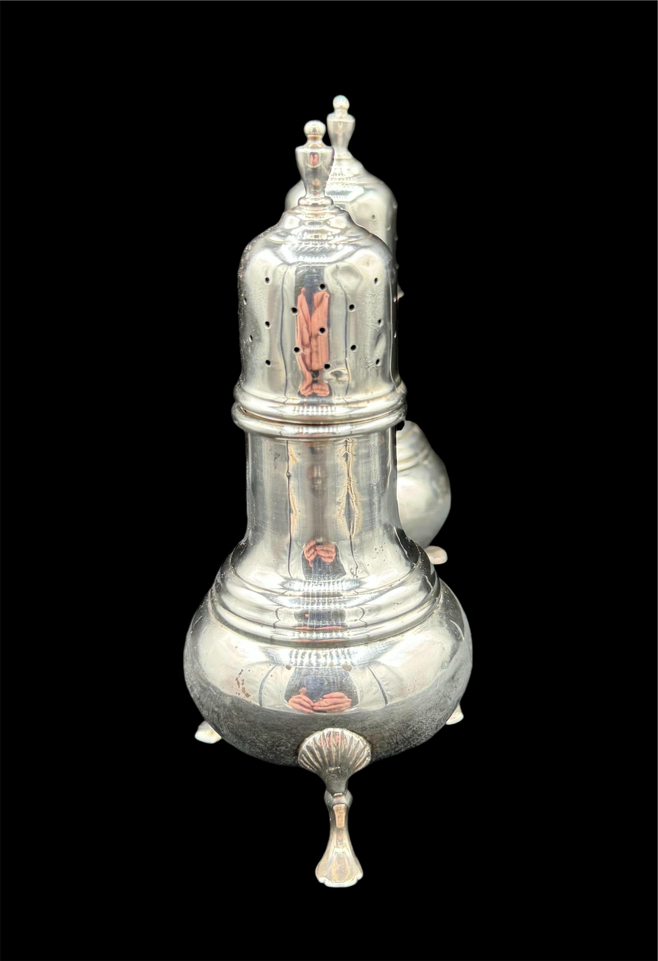 Paire de salières et de poivrières en argent. en vente 3