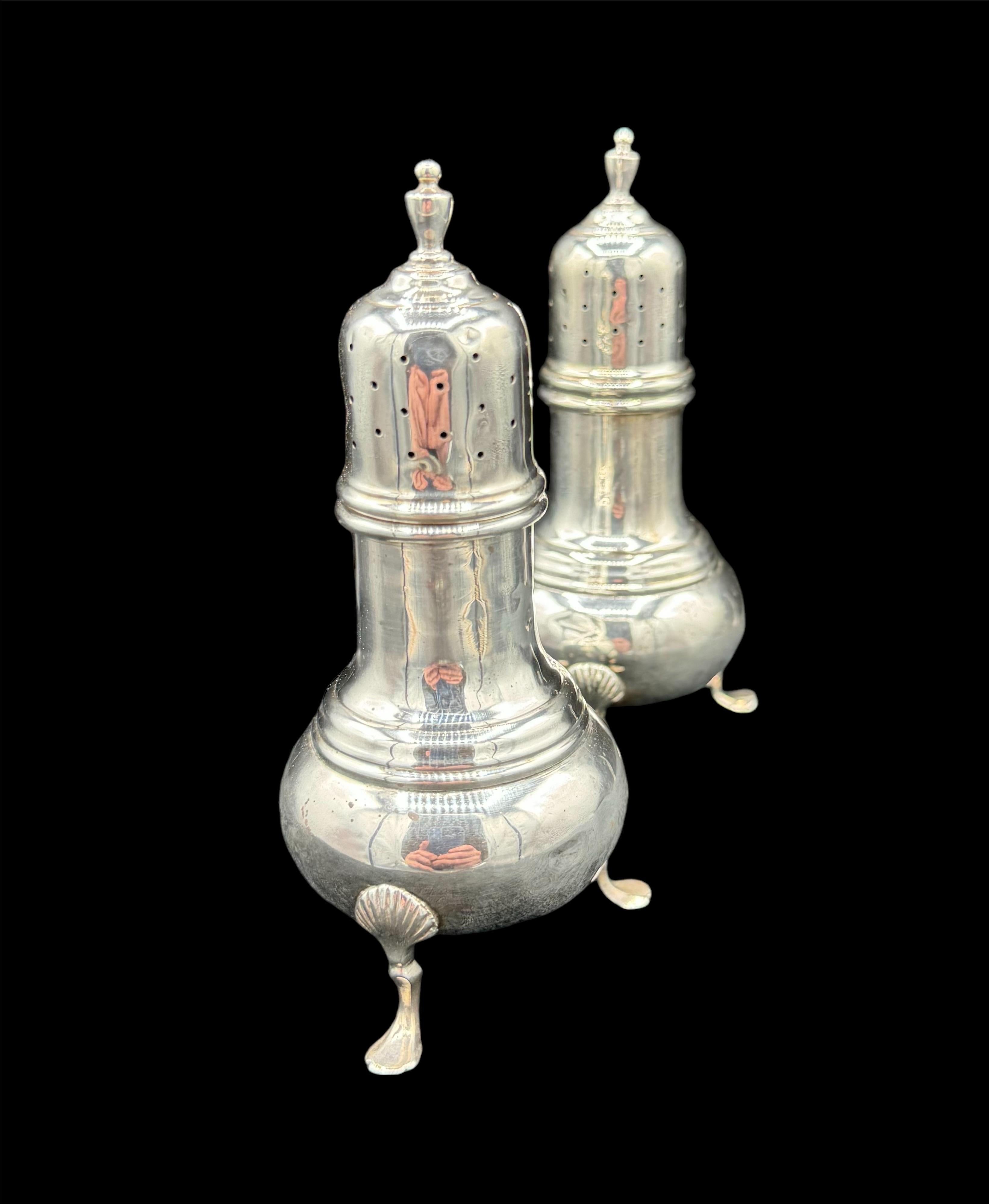 Paire de salières et de poivrières en argent. en vente 4
