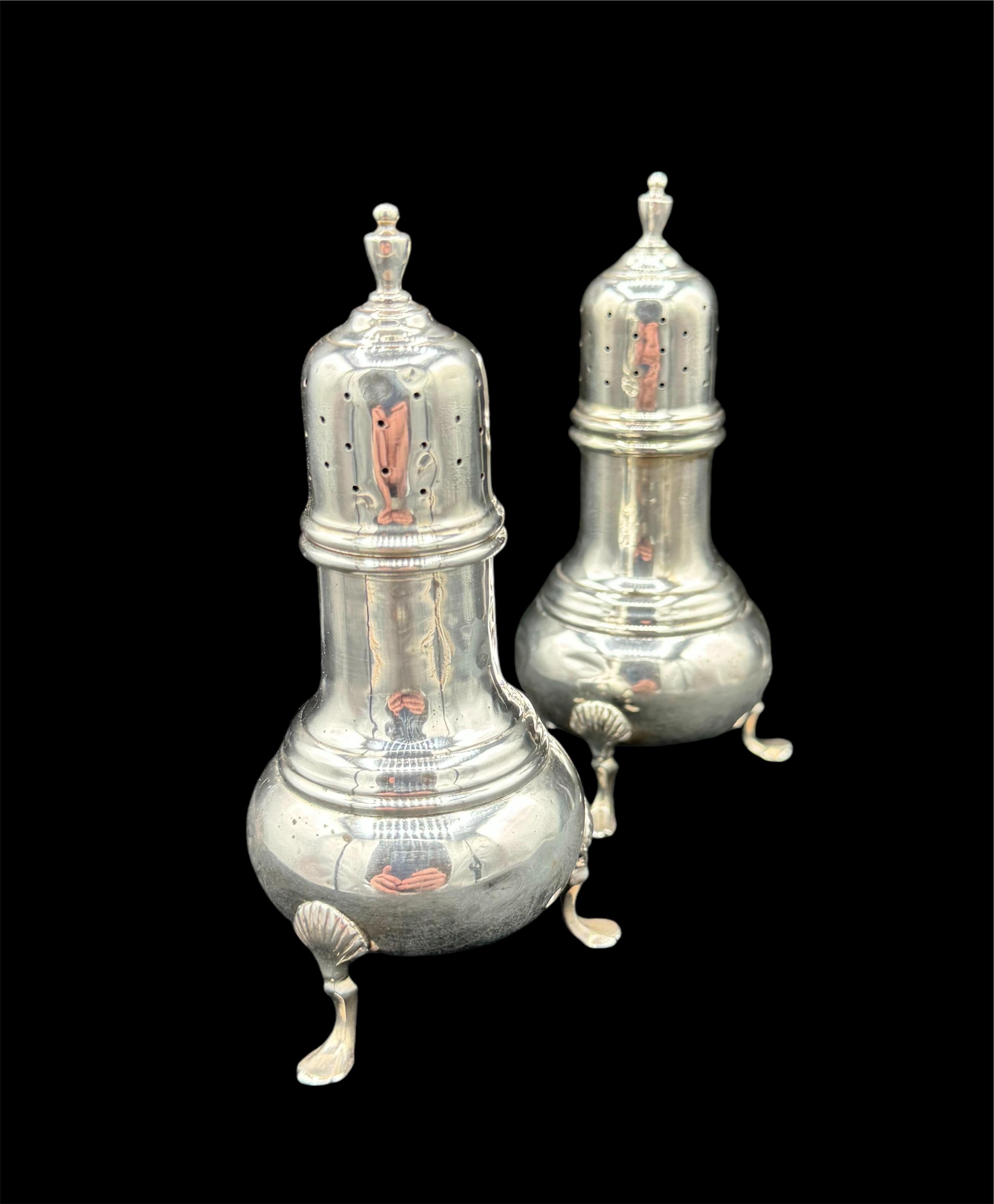 Paire de salières et de poivrières en argent. en vente 5
