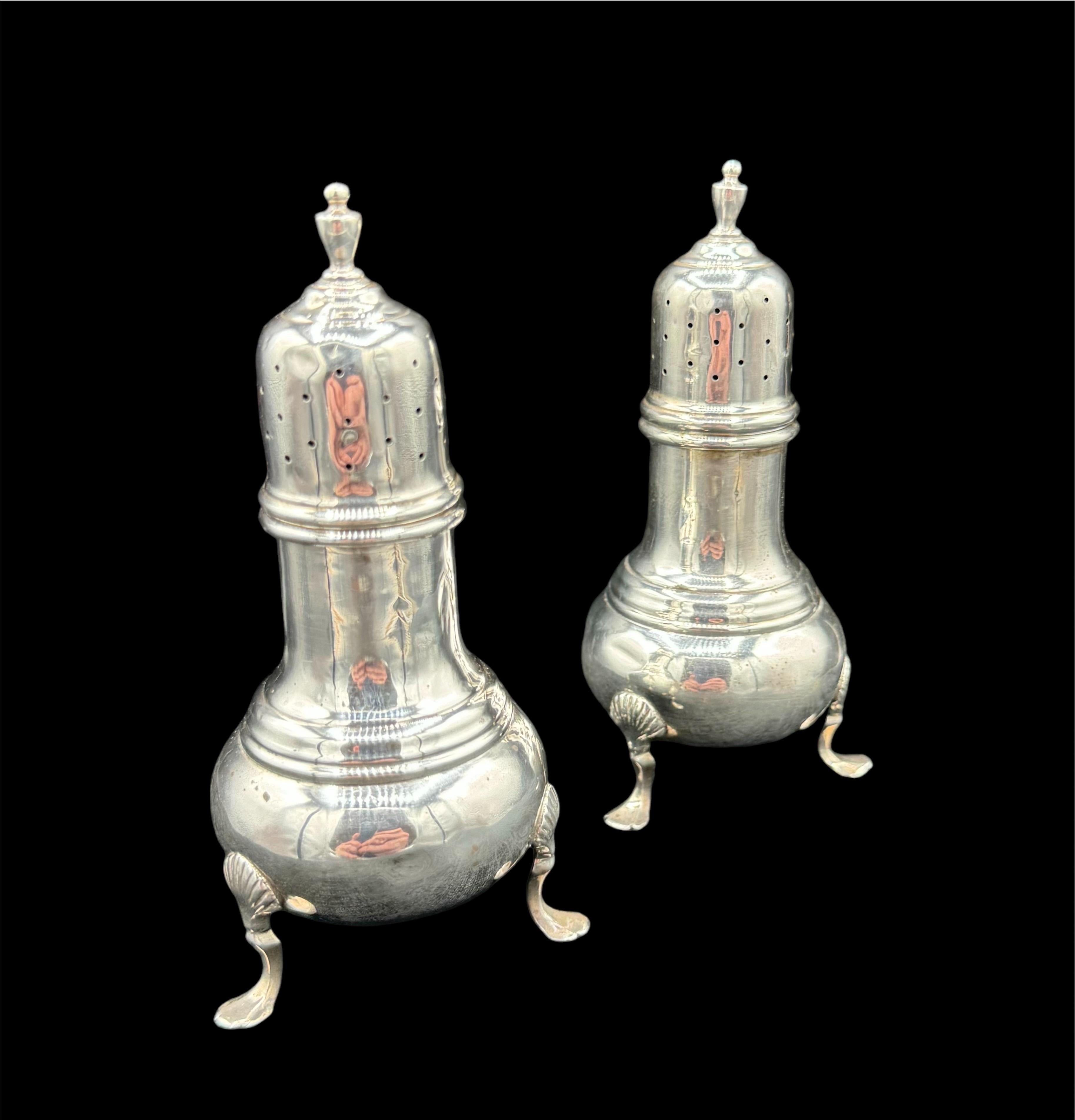 Paire de salières et de poivrières en argent. en vente 7