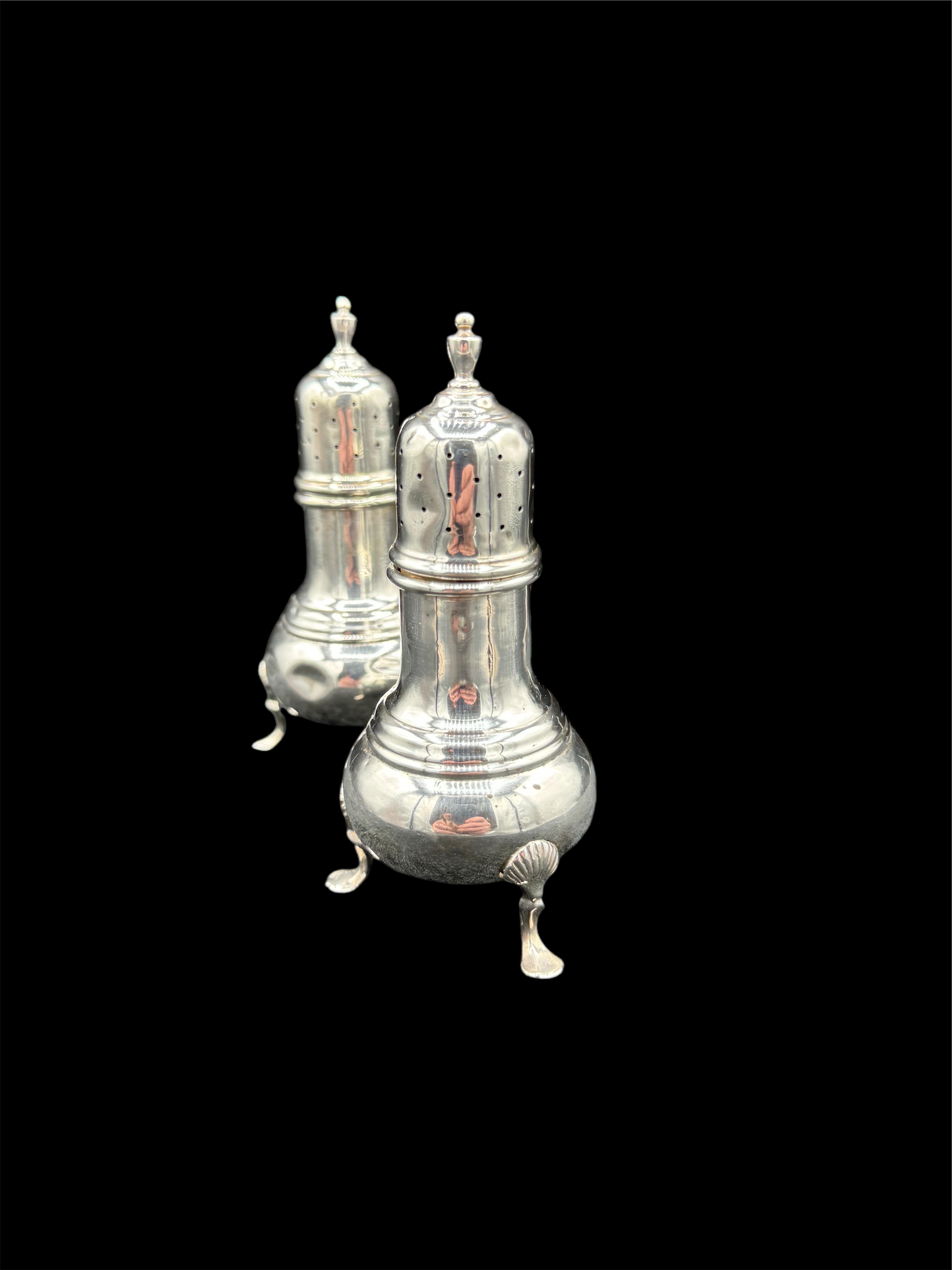 Paire de salières et poivrières en argent massif