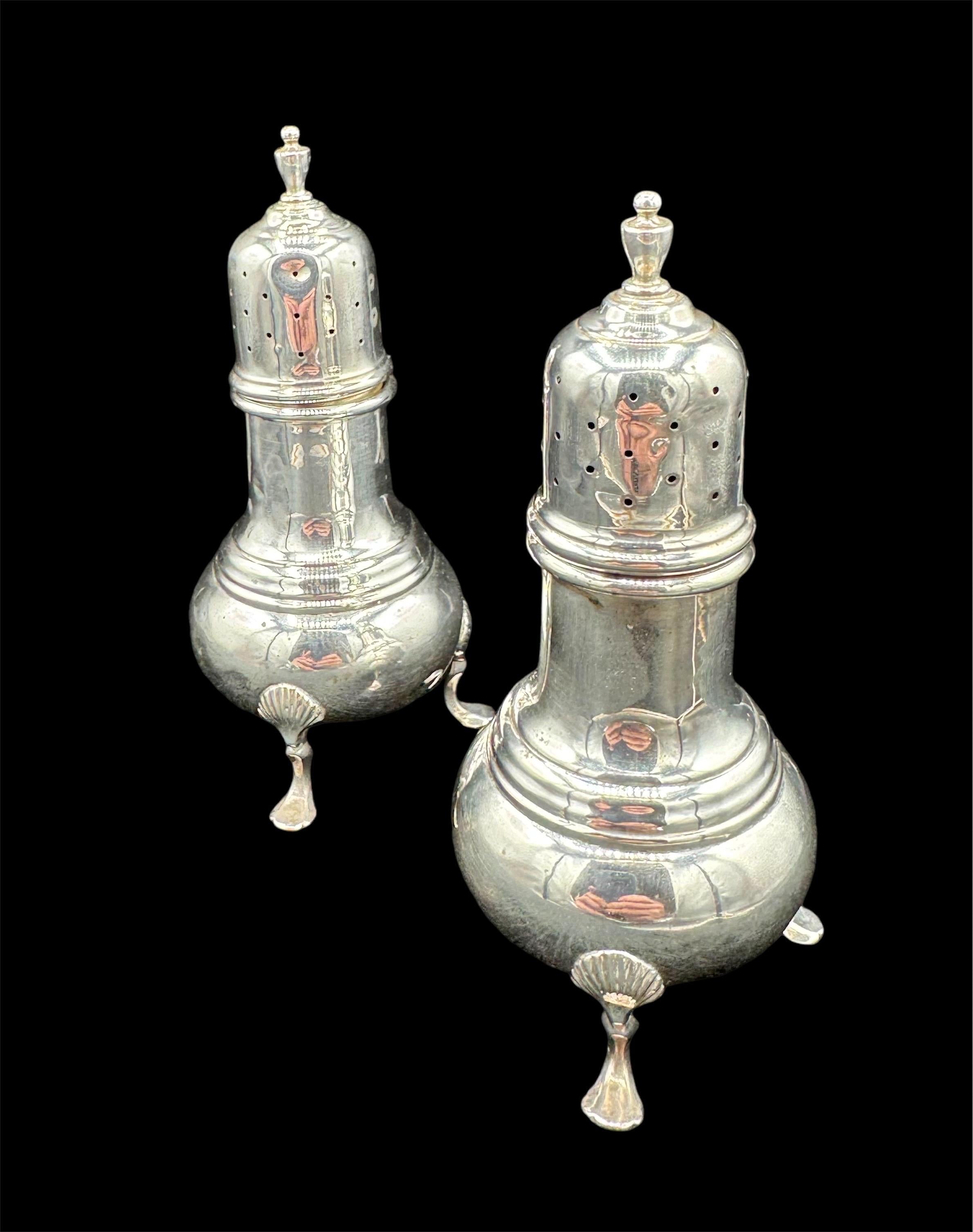 Regency Paire de salières et de poivrières en argent. en vente